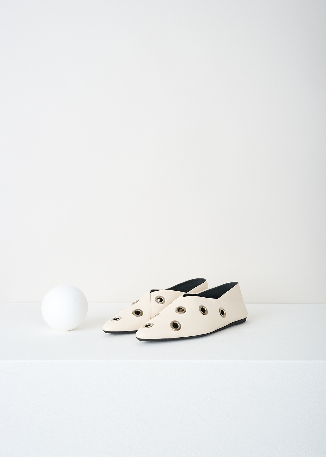 Closed, Ecru ballet flats with eyelet studs, BALLERINA_C99502_83V_22_201_ECRU, White, Beige, Front, These ecru ballet flats have a pointed toe and diagonal stitching on the heel. Decorative silver-tone eyelet studs are used throughout. 
