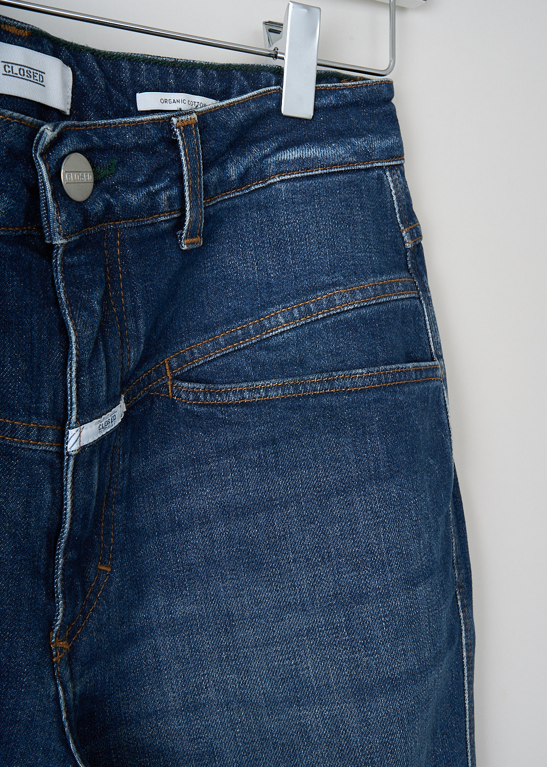 Closed, Dark blue pedal pusher jeans, PEDALPUSHER_C88002_05E3R_DARK_BLUE, Blue, Detail, These dark-blue Pedal Pusher jeans have the brand's signature X-pockets. These jeans are high-waist and have cropped tapered pant legs.


