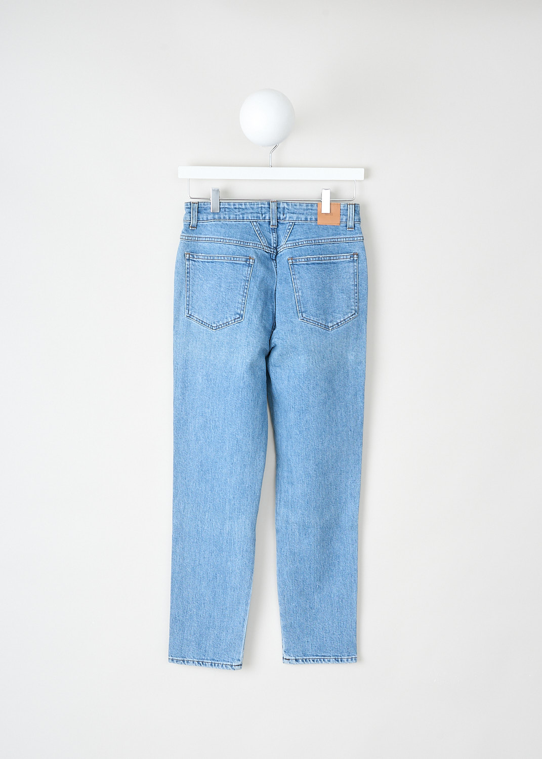 Closed, Mid-blue pedal pusher jeans, PEDALPUSHER_C88002_05X6D_MID_BLUE_V, Blue, Back, These mid-blue Pedal Pusher jeans have the brand's signature X-pockets. These jeans are high-waist and have cropped tapered pant legs.



