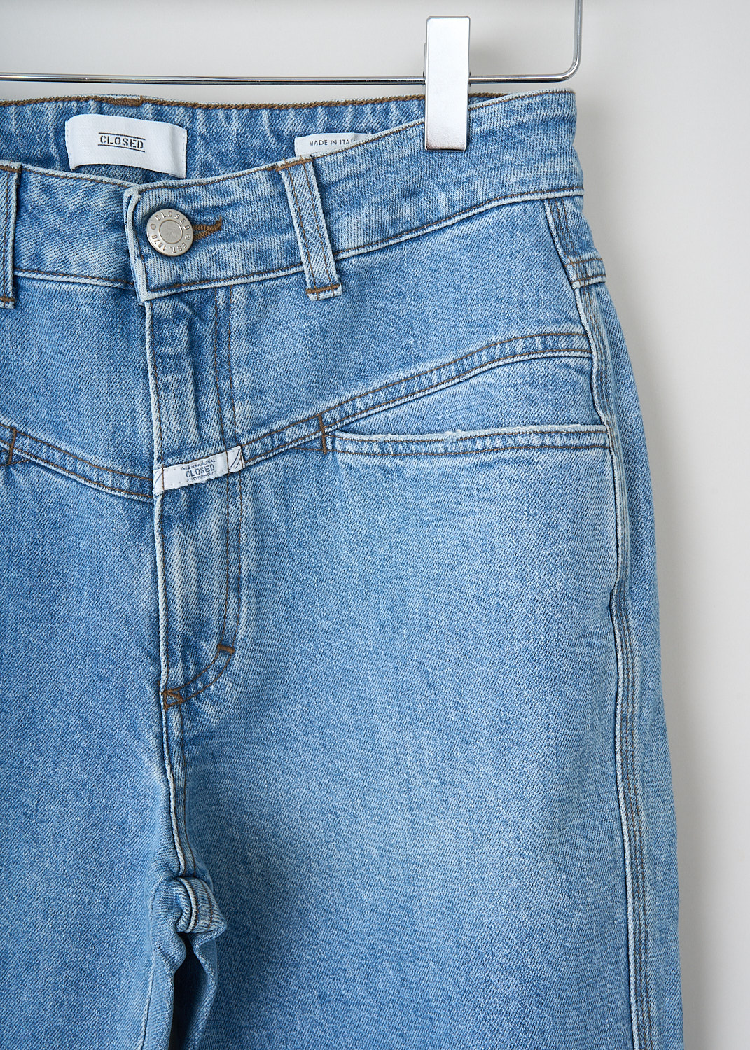 Closed, Mid-blue pedal pusher jeans, PEDALPUSHER_C88002_05X6D_MID_BLUE_V, Blue, Detail, These mid-blue Pedal Pusher jeans have the brand's signature X-pockets. These jeans are high-waist and have cropped tapered pant legs.



