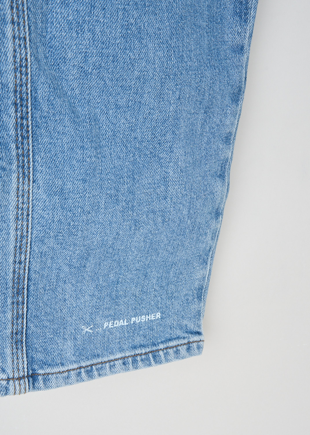 Closed, Mid-blue pedal pusher jeans, PEDALPUSHER_C88002_05X6D_6D_P, Blue, Detail, These mid-blue Pedal Pusher jeans have the brand's signature X-pockets. These jeans are high-waist and have cropped tapered pant legs.


