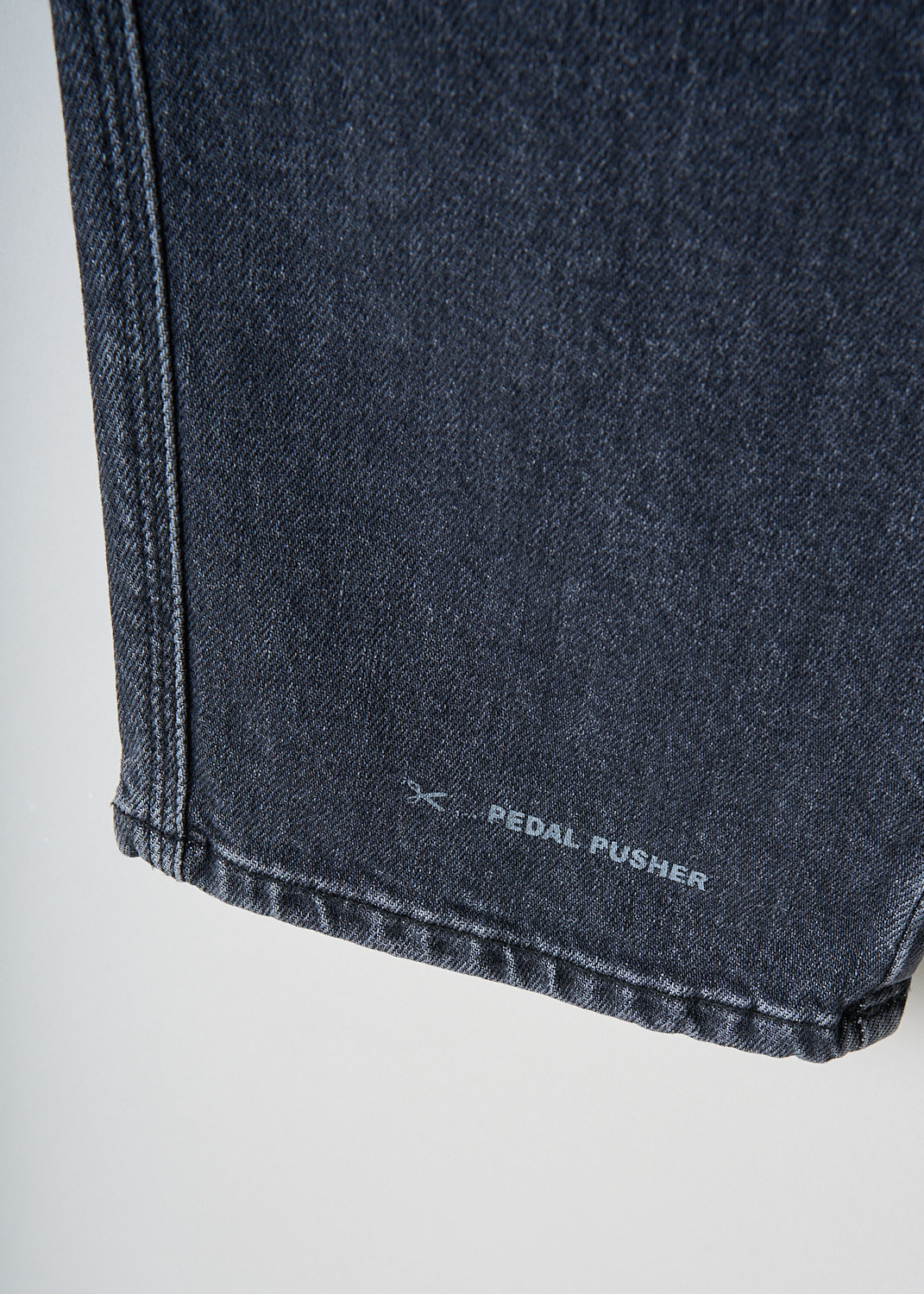 Closed, Grey pedal pusher, PEDALPUSHER_C88002_09XNY_NY, Grey, Detail, These grey Pedal Pusher jeans have the brand's signature X-pockets. These jeans are high-waist and have cropped tapered pant legs.
