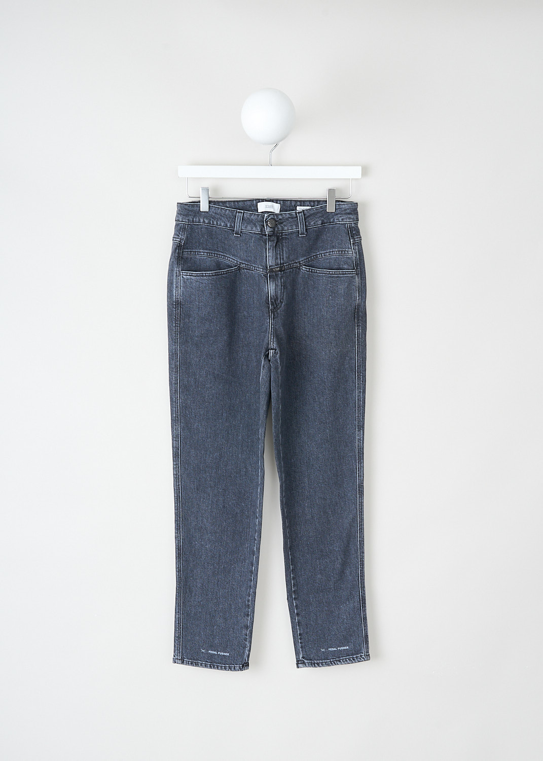 Closed, Grey pedal pusher, PEDALPUSHER_C88002_09XNY_NY, Grey, Front, These grey Pedal Pusher jeans have the brand's signature X-pockets. These jeans are high-waist and have cropped tapered pant legs.
