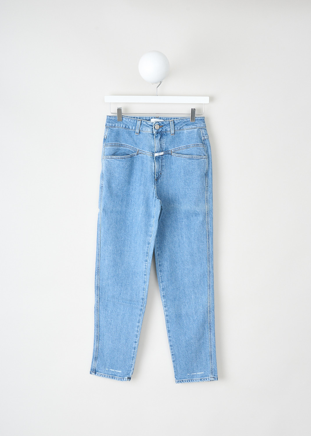 Closed, Mid-blue pedal pusher, PEDALPUSHER_C88002_05E6A_MID_BLUE, Blue, Front, These mid-blue Pedal Pusher jeans have the brand's signature X-pockets. These jeans are high-waist and have cropped tapered pant legs.


