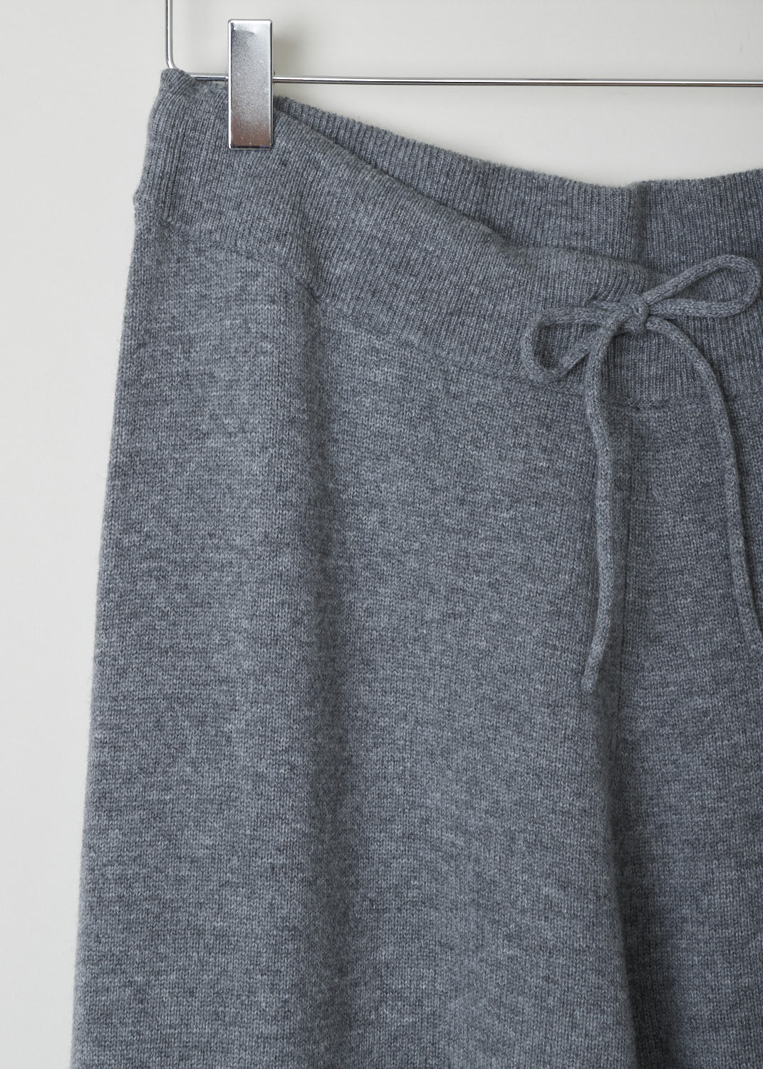 CLOSED, GREY KNITTED PANTS WITH DRAWSTRING, KNITTED_PANTS_C91007_92B_22_164, Grey, Detail, Beautiful wool knitted pants. The pants have a ribbed elastic waistband, as well as a drawstring. That same ribbed detailing can be found on the pant cuffs. 
