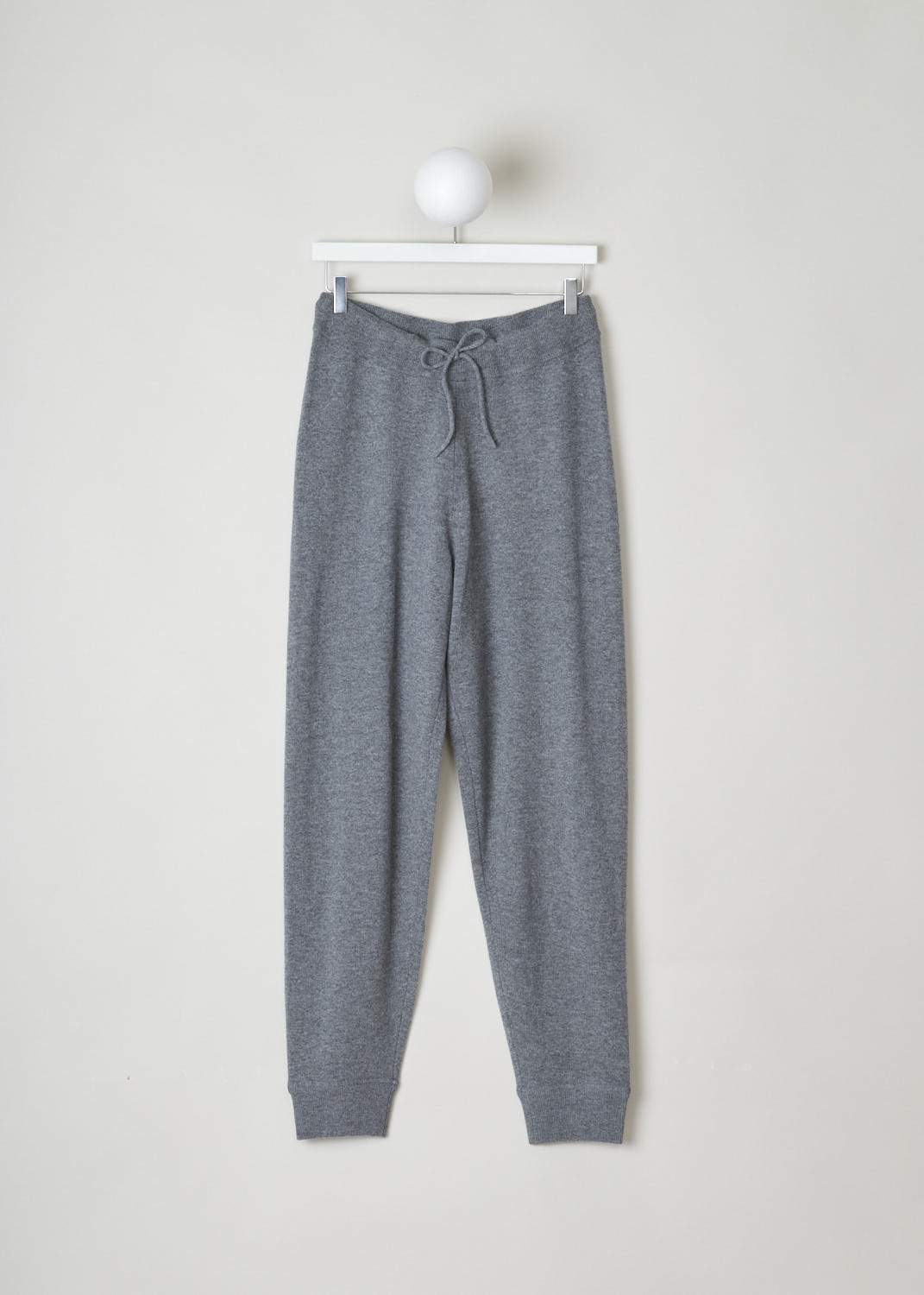 CLOSED, GREY KNITTED PANTS WITH DRAWSTRING, KNITTED_PANTS_C91007_92B_22_164, Grey, Front, Beautiful wool knitted pants. The pants have a ribbed elastic waistband, as well as a drawstring. That same ribbed detailing can be found on the pant cuffs. 
