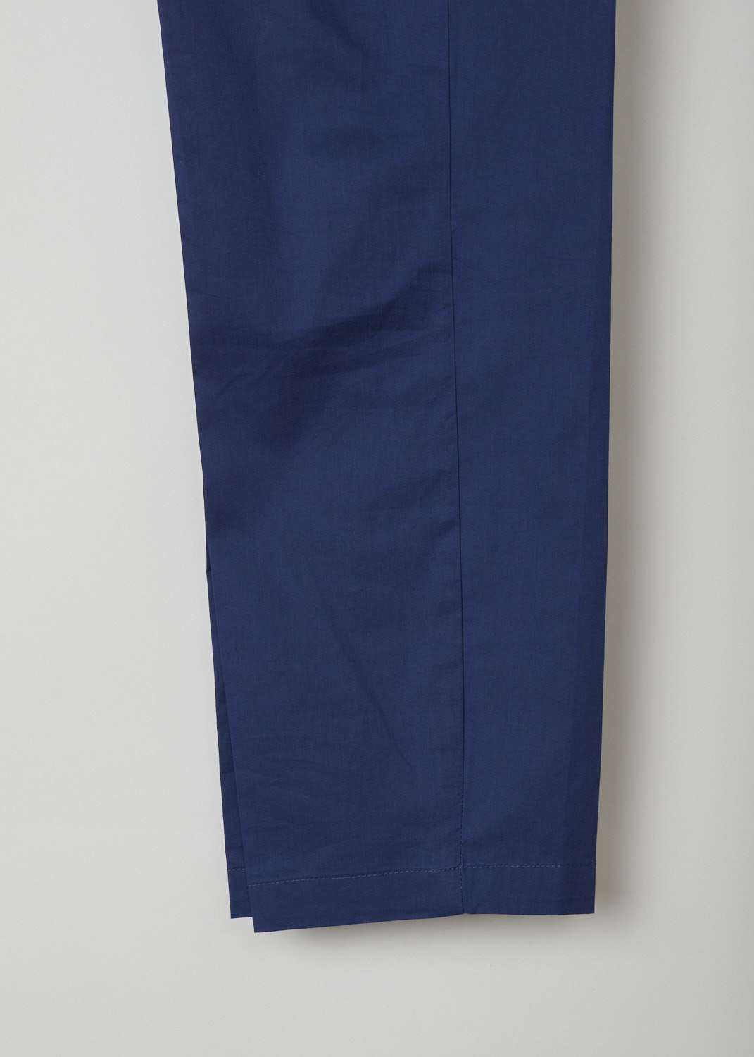Closed, Indigo blue chino, jack_C91012_25E_22_558, blue, detail, Flat front chino made solely out of cotton and coloured to a lovely shade of indigo blue. Four pockets in total with two forward slanted pockets on the front, and two welt pockets on the backside.  