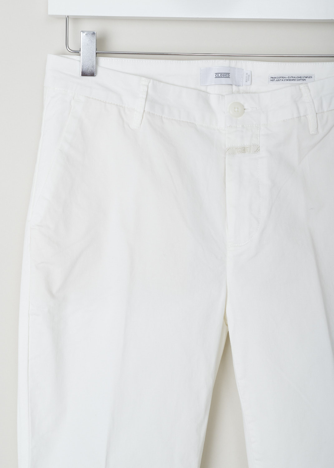 Closed, White flat front Jack pants, JACK_C91012_30D_20_218, White, Detail, These white flat front Jack pants feature a regular length, two forward slanted pockets in the front and two welt pockets in the back.
