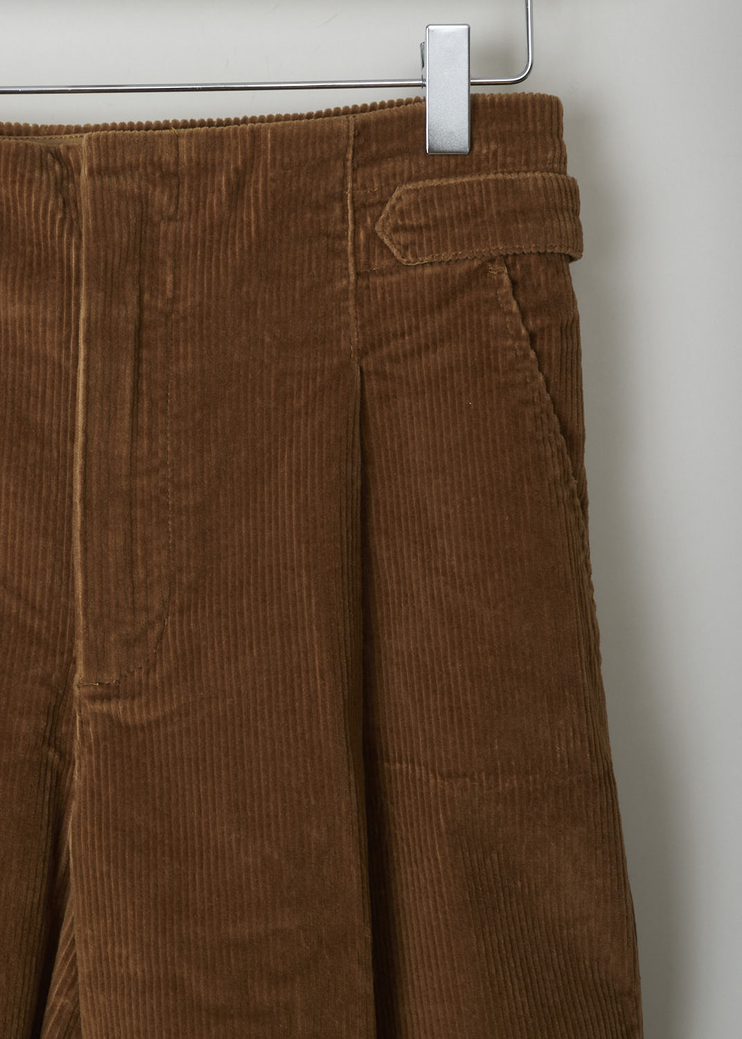 CLOSED, BROWN CORDUROY TROUSERS, C91044_38W_20_928, Brown, Detail, These brown corduroy trousers feature a concealed zip and button closure. In the front, these trousers have slanted pockets. The tapered pants legs with a folded hem. 
