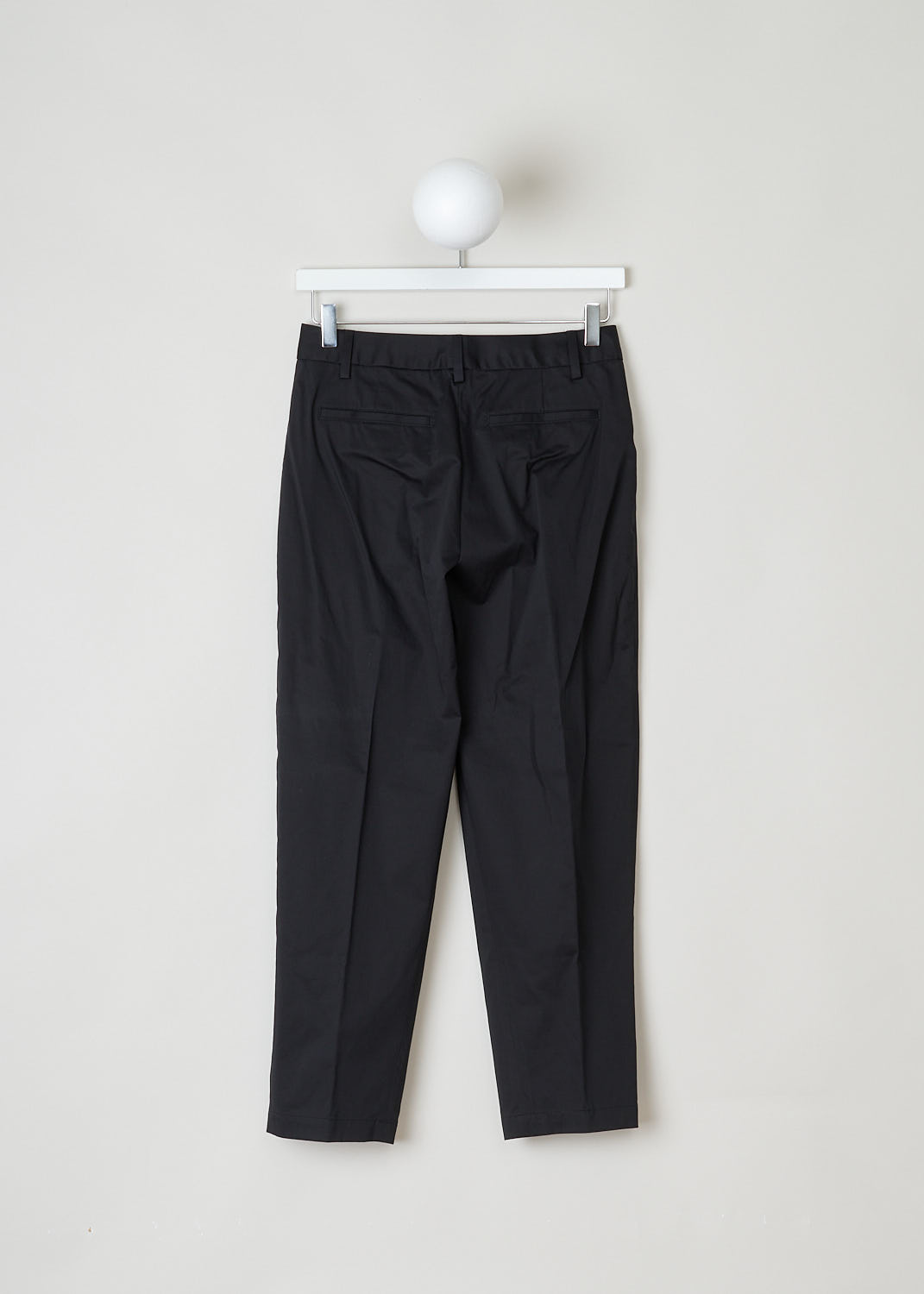 CLOSED, STURDY BLACK TROUSERS, LUDWIG_C91045_31S_22_100, Black, Back, These sturdy black trousers feature a regular length, a concealed clasp and zipper, two forward slanted pockets on the front and two welt pockets on the back.