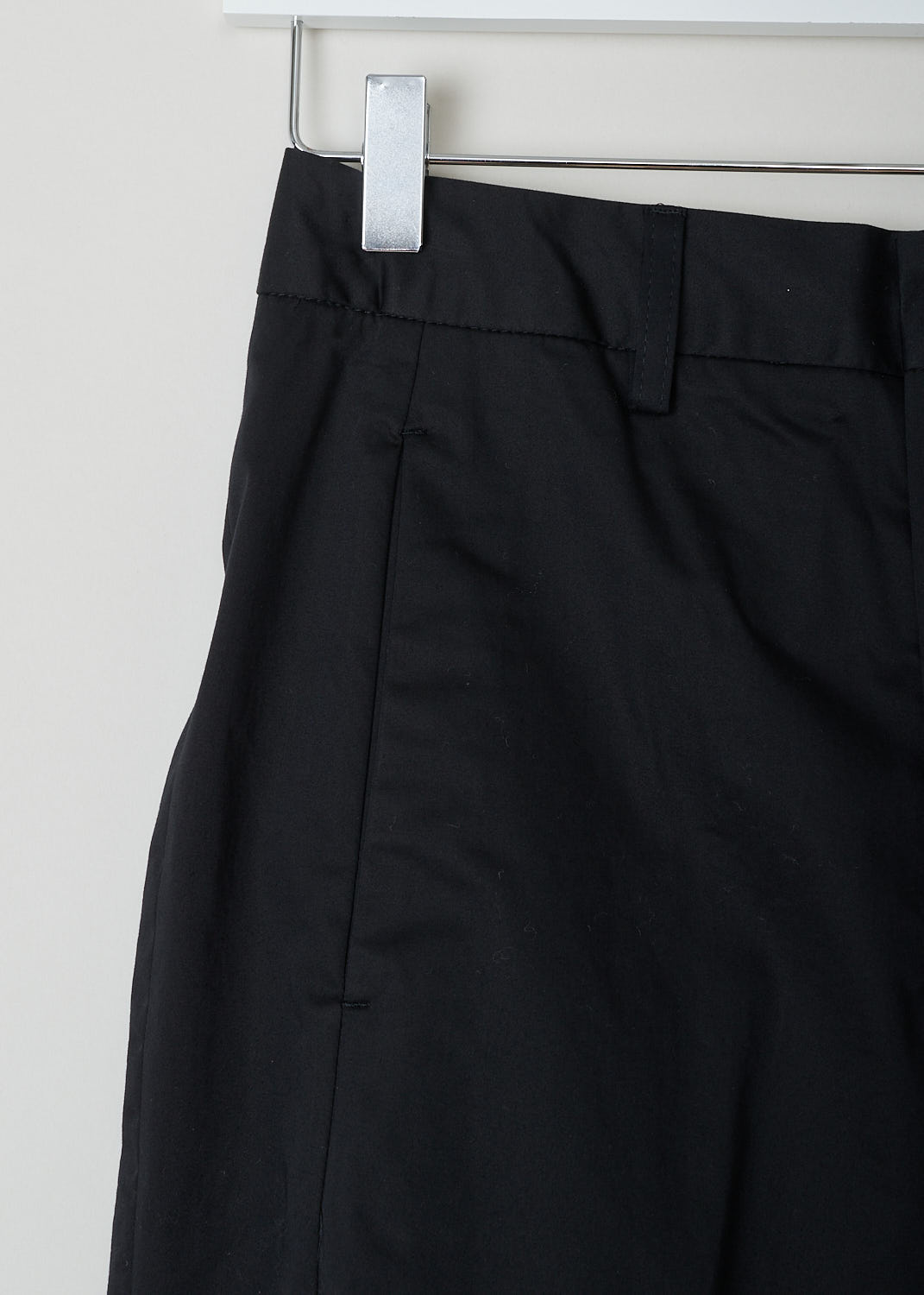 CLOSED, STURDY BLACK TROUSERS, LUDWIG_C91045_31S_22_100, Black, Detail, These sturdy black trousers feature a regular length, a concealed clasp and zipper, two forward slanted pockets on the front and two welt pockets on the back.