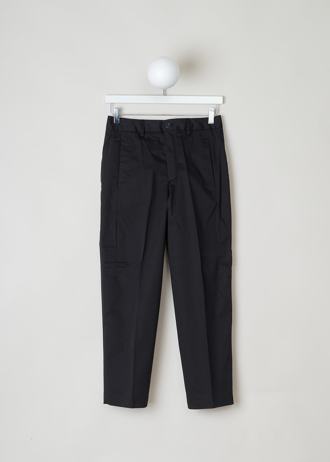 CLOSED, STURDY BLACK TROUSERS, LUDWIG_C91045_31S_22_100, Black, Front, These sturdy black trousers feature a regular length, a concealed clasp and zipper, two forward slanted pockets on the front and two welt pockets on the back.