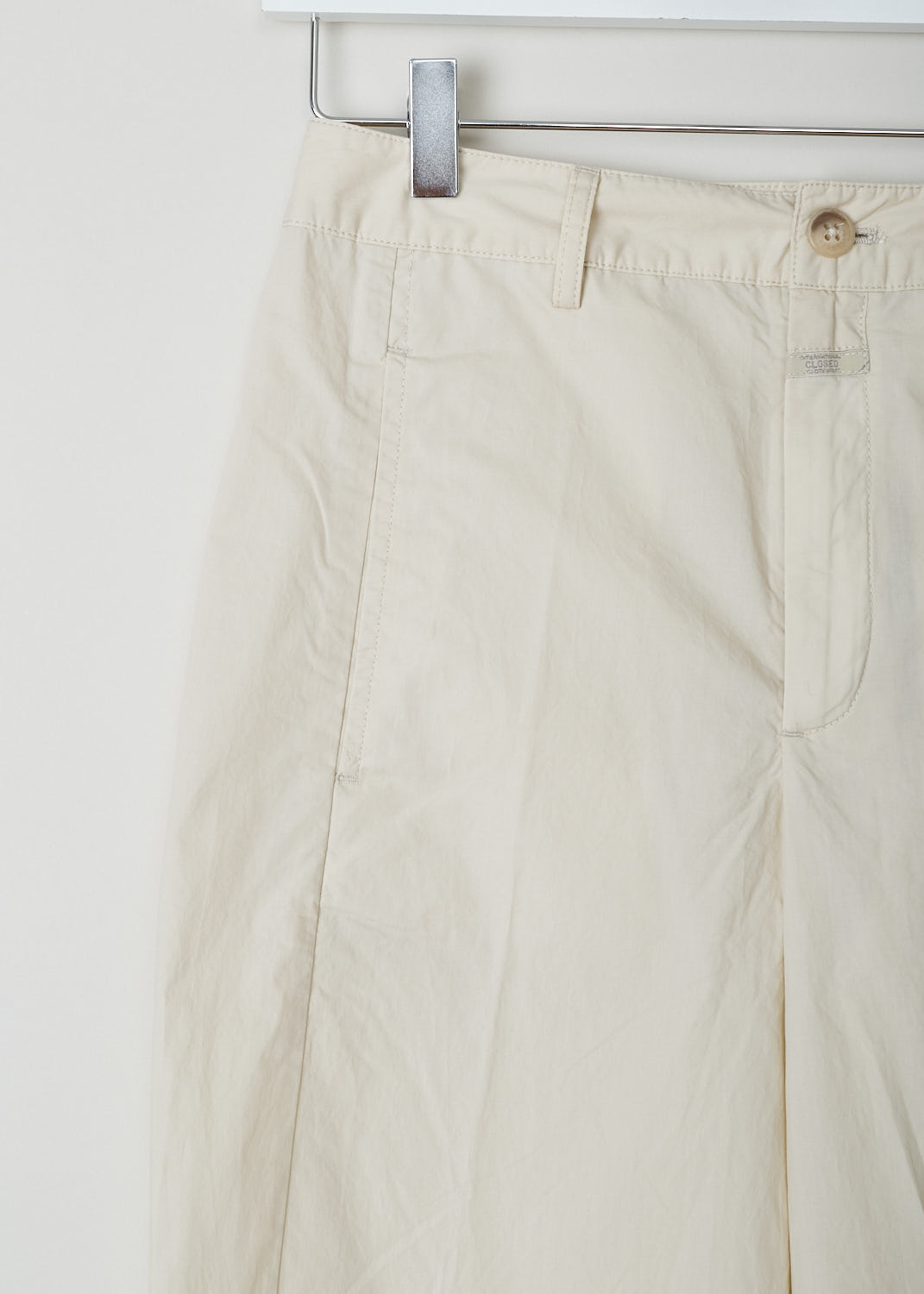 CLOSED, LIGHTWEIGHT BEIGE TROUSERS, LUDWIG_C9145_53A_22_259, Beige, Detail, These lightweight beige trousers feature a regular length, two forward slanted pockets on the front and two welt pockets on the back.