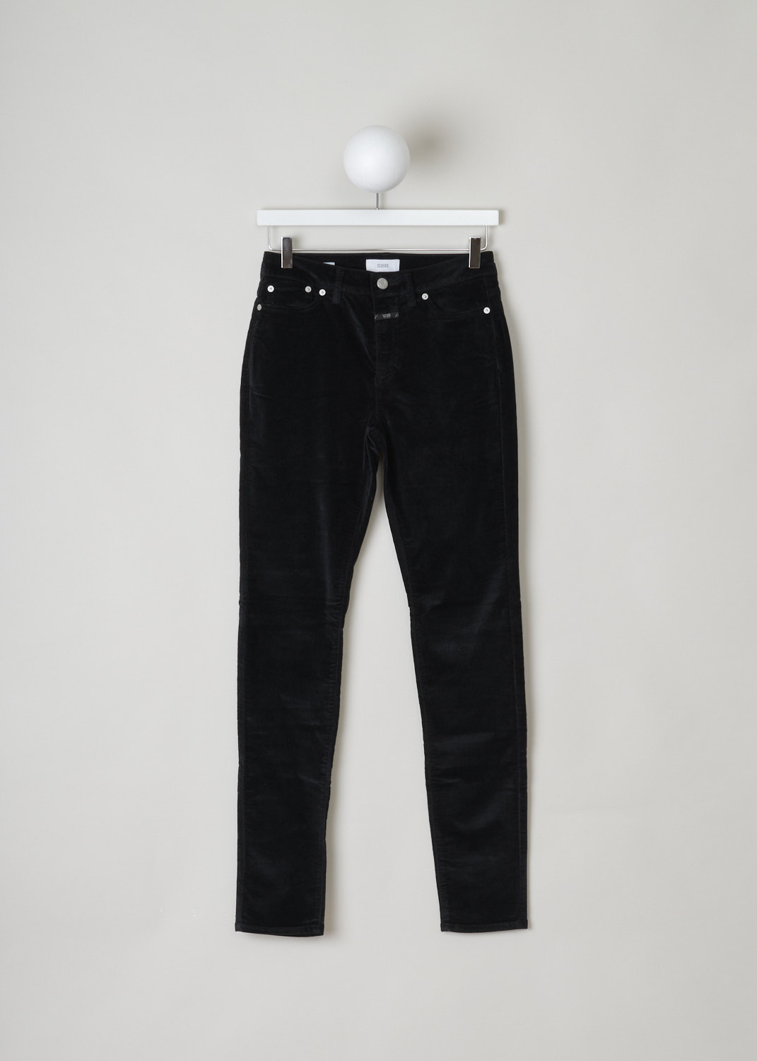 Closed, Black velvet lizzy jeans, lizzy_C91099_38C_30_100, black, front, Black velvet pants comes in a 5-pocket model, with a high-waist and tapered fit throughout the legs. The cotton blend used on this model is know for its high elasticity and comfort.