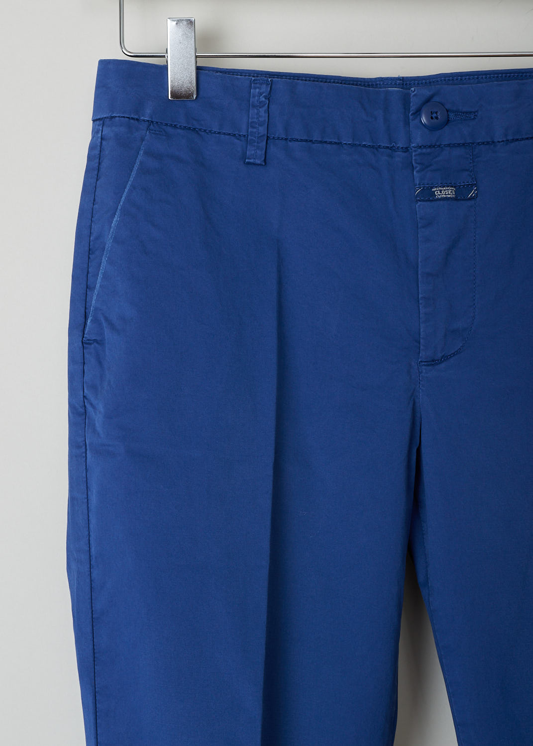 CLOSED CLASSIC BLUE TROUSERS STEWART_C91796_53S_SR_582 Blue Detail, These classic trousers in blue feature belt loops and a zipper and button closure. They feature slanted pockets on the front and two buttoned welt pockets on the back. What makes this model stand out the is the broad fold-over hem.