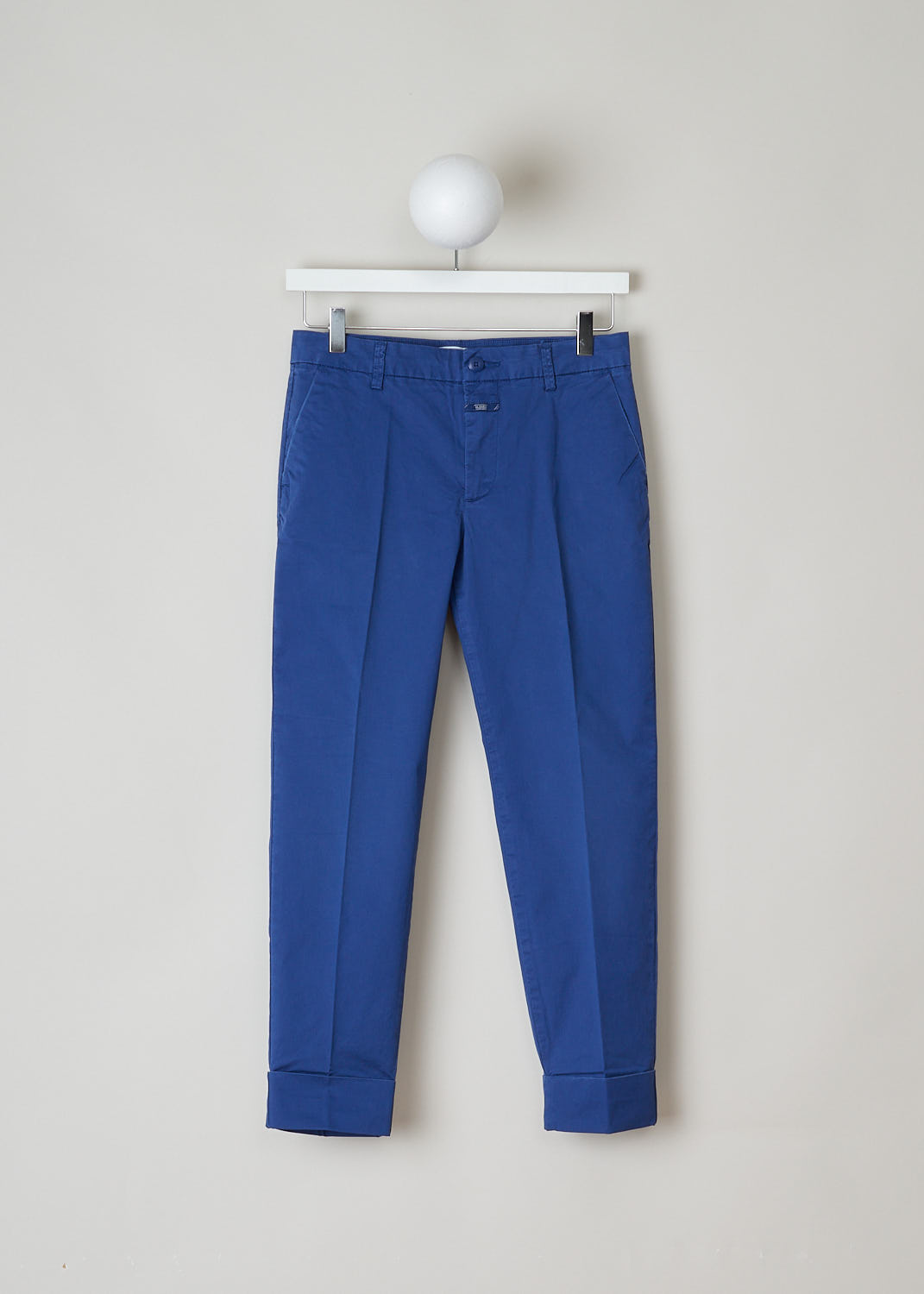 CLOSED CLASSIC BLUE TROUSERS STEWART_C91796_53S_SR_582 Blue Front, These classic trousers in blue feature belt loops and a zipper and button closure. They feature slanted pockets on the front and two buttoned welt pockets on the back. What makes this model stand out the is the broad fold-over hem.