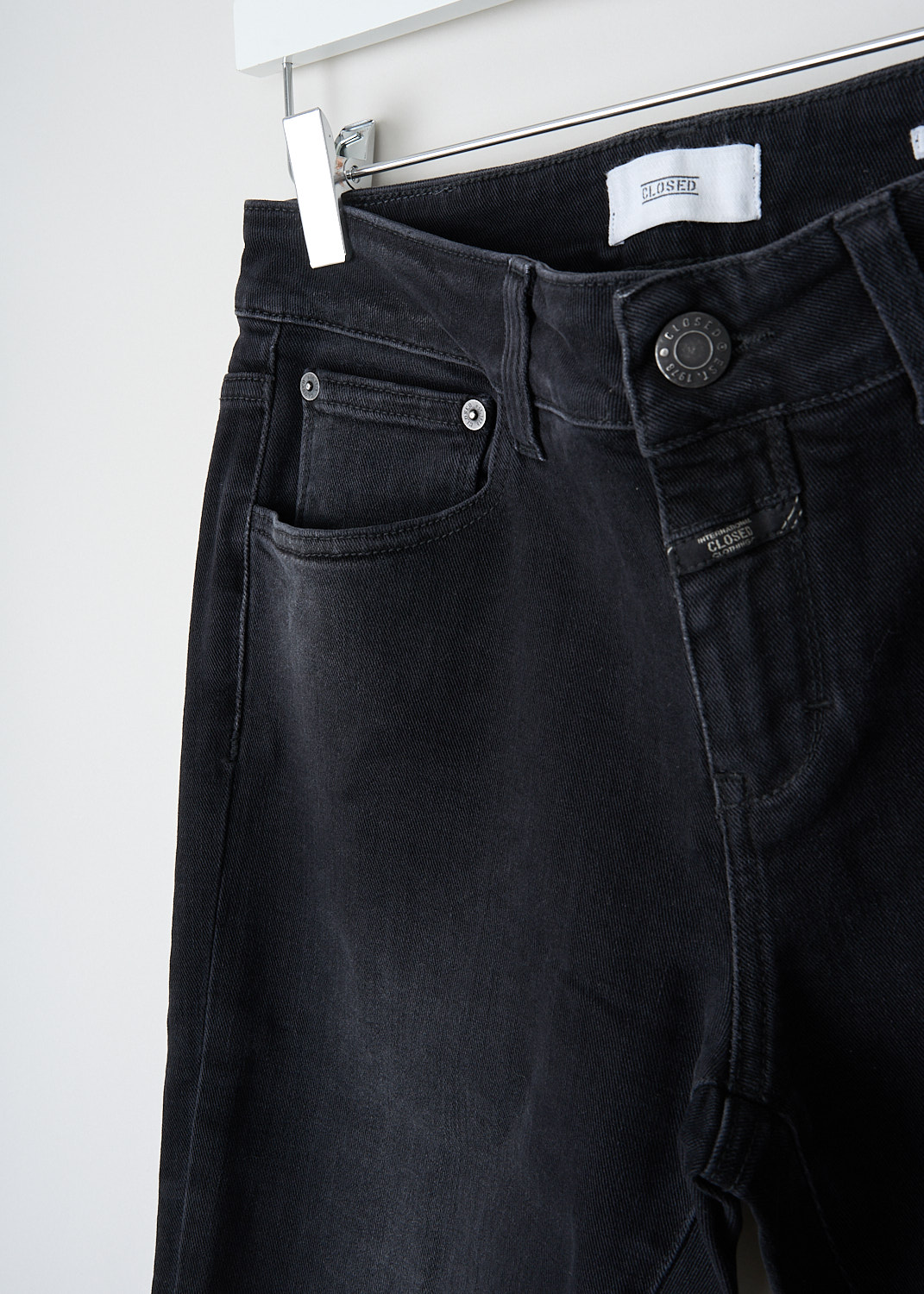 Closed, Black Baker jeans, BAKER_C91833_03Z2B_BLUE_BLACK, Black, Detail, These black mid-waist slim-fit Baker jeans have cropped pant legs, a button-and-zip closure and the traditional 5 pockets.
