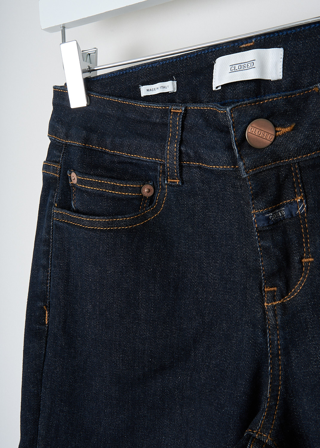 Closed, Dark blue baker jeans, BAKER_C91833_0462C_DARK_BLUE, Blue, Detail, These dark blue mid-waist slim-fit jeans have cropped pant legs. These jeans have a button-and-zip closure and the traditional 5 pockets.
