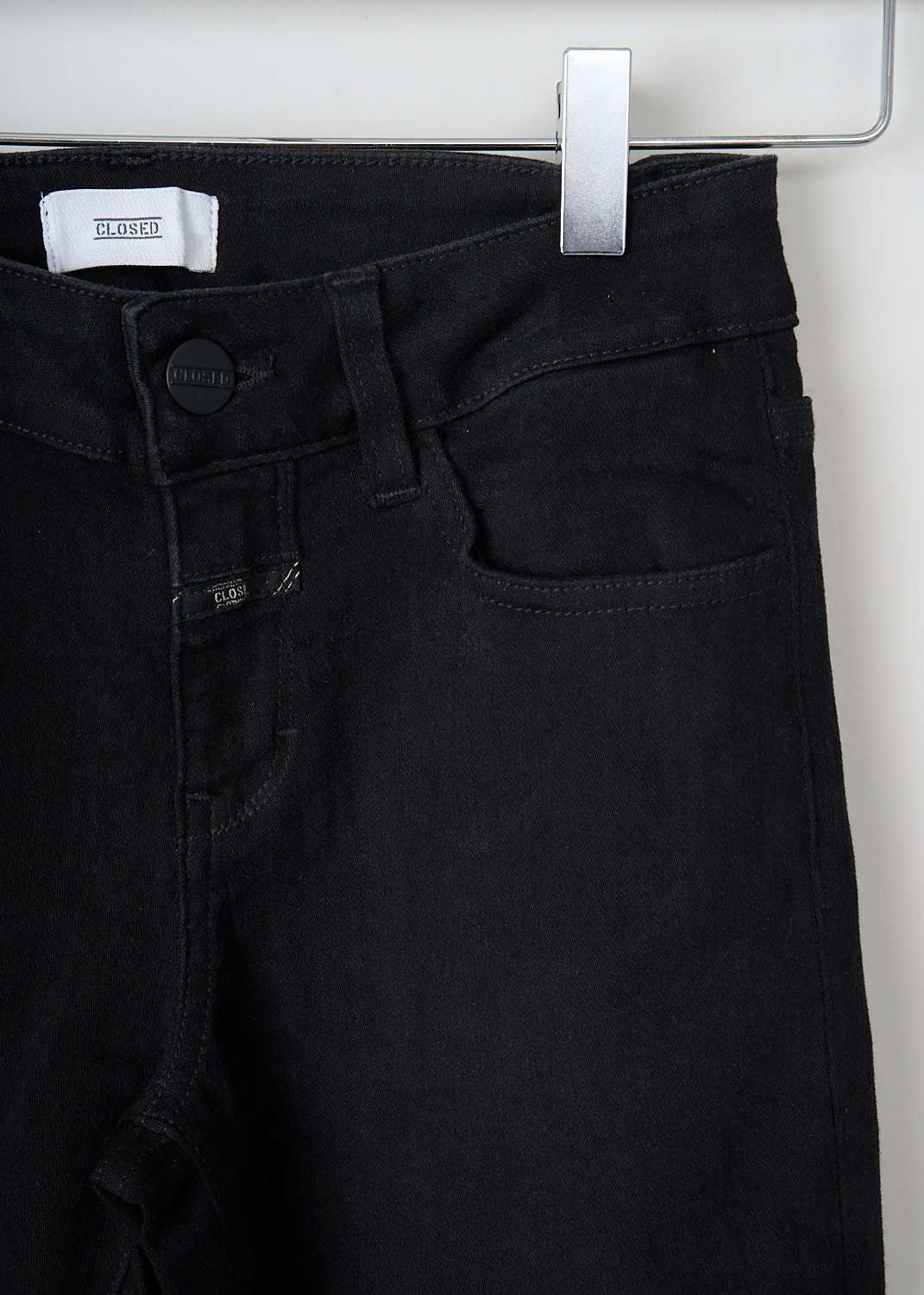 Closed, Black Baker jeans, BAKER_C91833_08Z21_100_BLACK, Black, Detail, These black mid-waist slim-fit jeans have cropped pant legs, a button-and-zip closure and the traditional 5 pockets.
