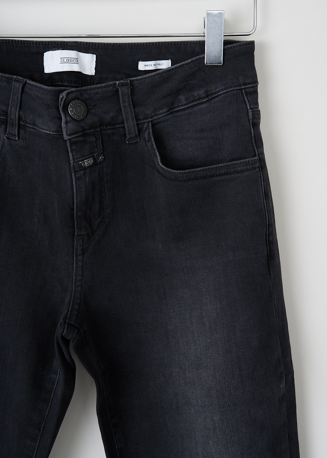 Closed, Black Baker pants, BAKER_C91833_0E3BL_BLACK, Black, Detail, These black mid-waist slim-fit Baker jeans have cropped pant legs, a button-and-zip closure and the traditional 5 pockets.
