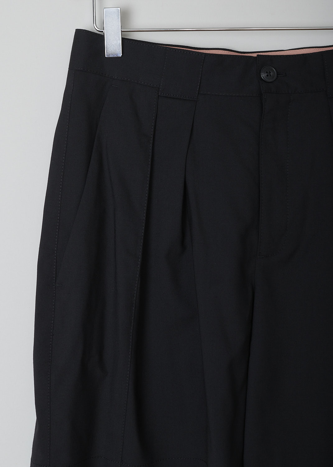 CLOSED, BLACK WOOL SHORTS, JOON_C92051_35H_22_100, Black, Detail, These high-waisted black wool shorts have a waistband with belt loops and a button and zipper closure. Subtle knife pleats decorate the front. These shorts have slanted pockets in the front and a single buttoned patch pocket in the back.   
