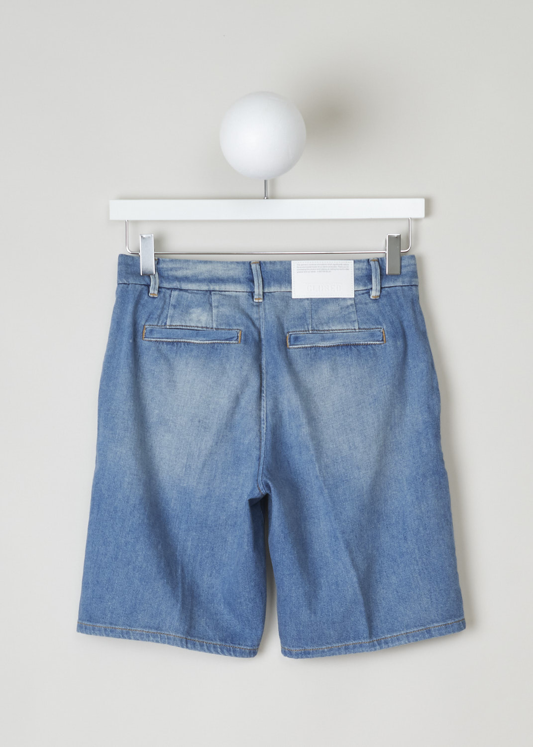 Closed, Jeans shorts, C92244_19P_4E_MLB, blue, back, Brighten up your wardrobe with these jeans shorts. Made in the chino model, so it has forward slanted pockets on the front and two jetted pockets on the back. The closure option here comes in the from of zipper and a regular button. 