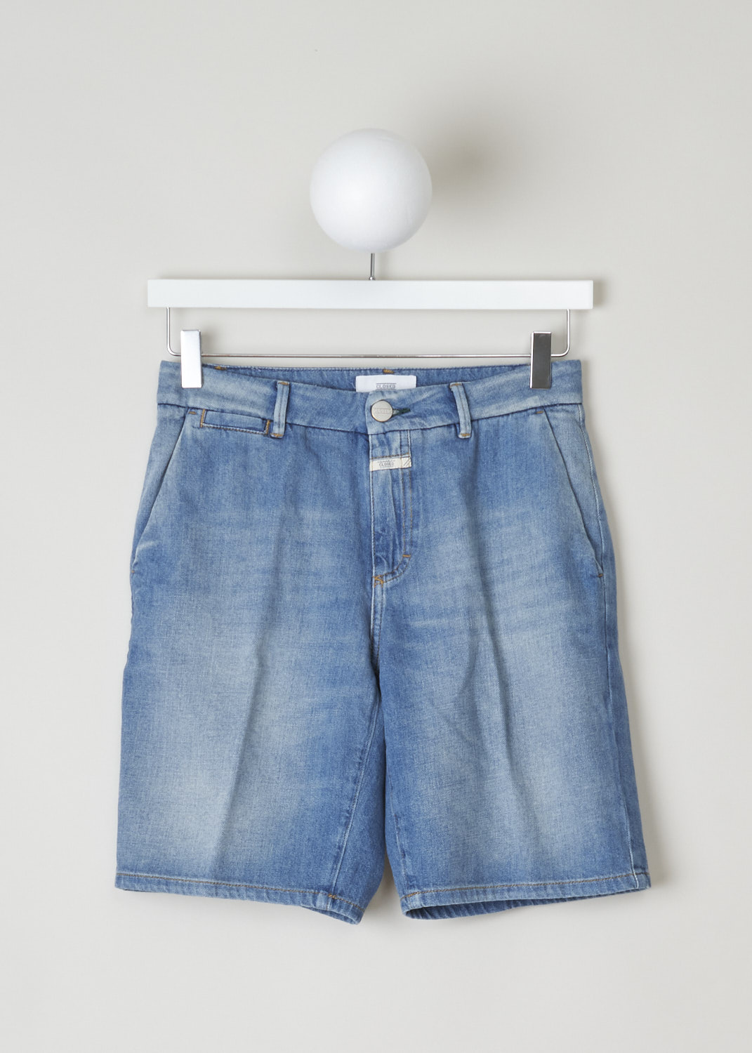 Closed, Jeans shorts, C92244_19P_4E_MLB, blue, front, Brighten up your wardrobe with these jeans shorts. Made in the chino model, so it has forward slanted pockets on the front and two jetted pockets on the back. The closure option here comes in the from of zipper and a regular button. 
