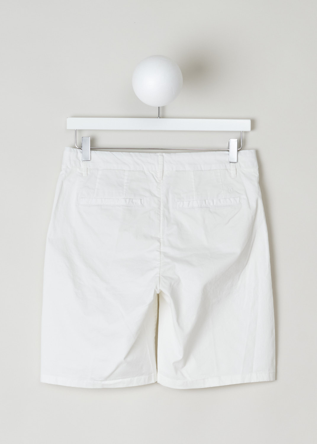 Closed, White shorts, holden_C92244_30D_20_218, white, back, Brighten up your wardrobe with these white shorts. Made in the chino model, so it has forward slanted pockets on the front and two jetted pockets on the back. The closure option here comes in the form of zipper and a regular button.  