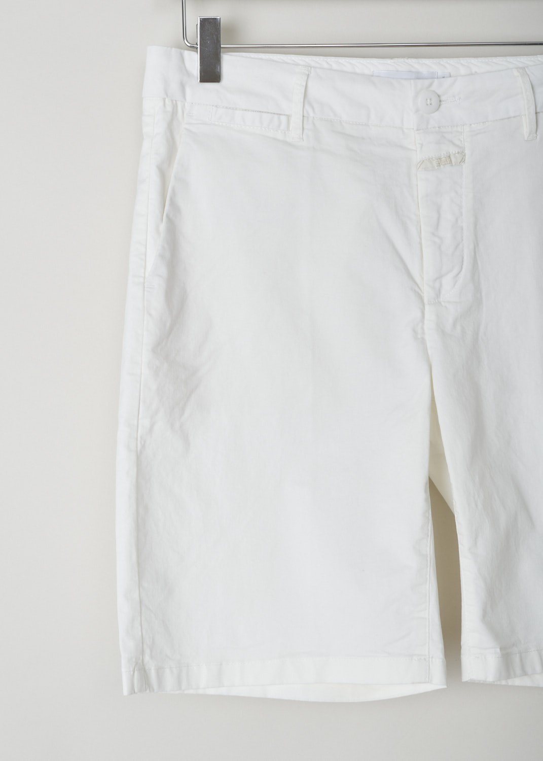 Closed, White shorts, holden_C92244_30D_20_218, white, detail, Brighten up your wardrobe with these white shorts. Made in the chino model, so it has forward slanted pockets on the front and two jetted pockets on the back. The closure option here comes in the form of zipper and a regular button.  