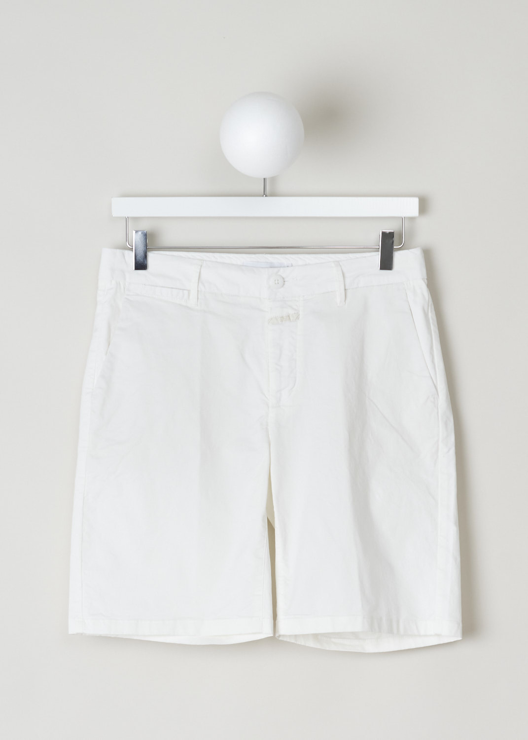 Closed, White shorts, holden_C92244_30D_20_218, white, front, Brighten up your wardrobe with these white shorts. Made in the chino model, so it has forward slanted pockets on the front and two jetted pockets on the back. The closure option here comes in the form of zipper and a regular button.  