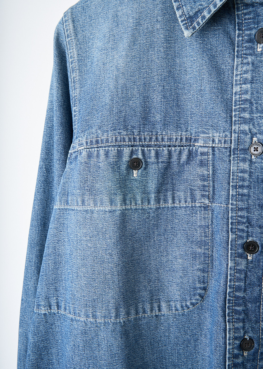 Fitted denim shirt by designer brand Closed at Kiki's Stocksale in Maastricht