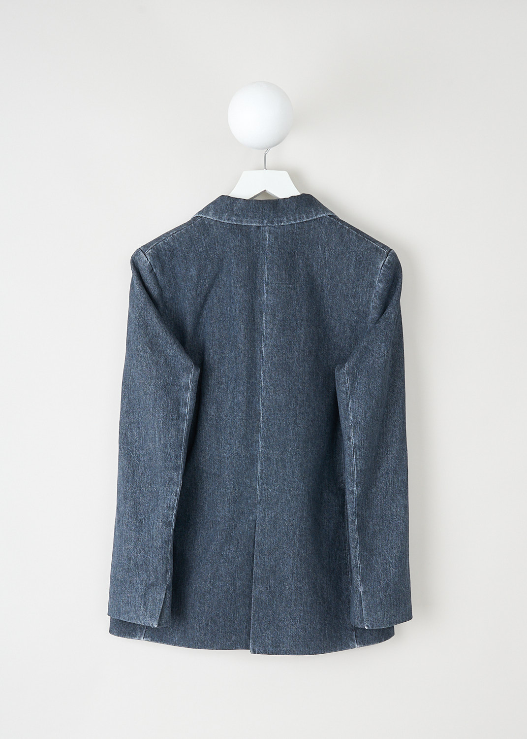 Closed, Slim blazer in dark blue, SLIM_BLAZER_C97130_18E_29_DARK_BLUE, Blue, Back, This Slim Blazer in dark blue denim has a peaked lapel and. a single-button closure. The long sleeves have straight endings. On the front, this blazer has two welt pockets and one breast pocket. 
