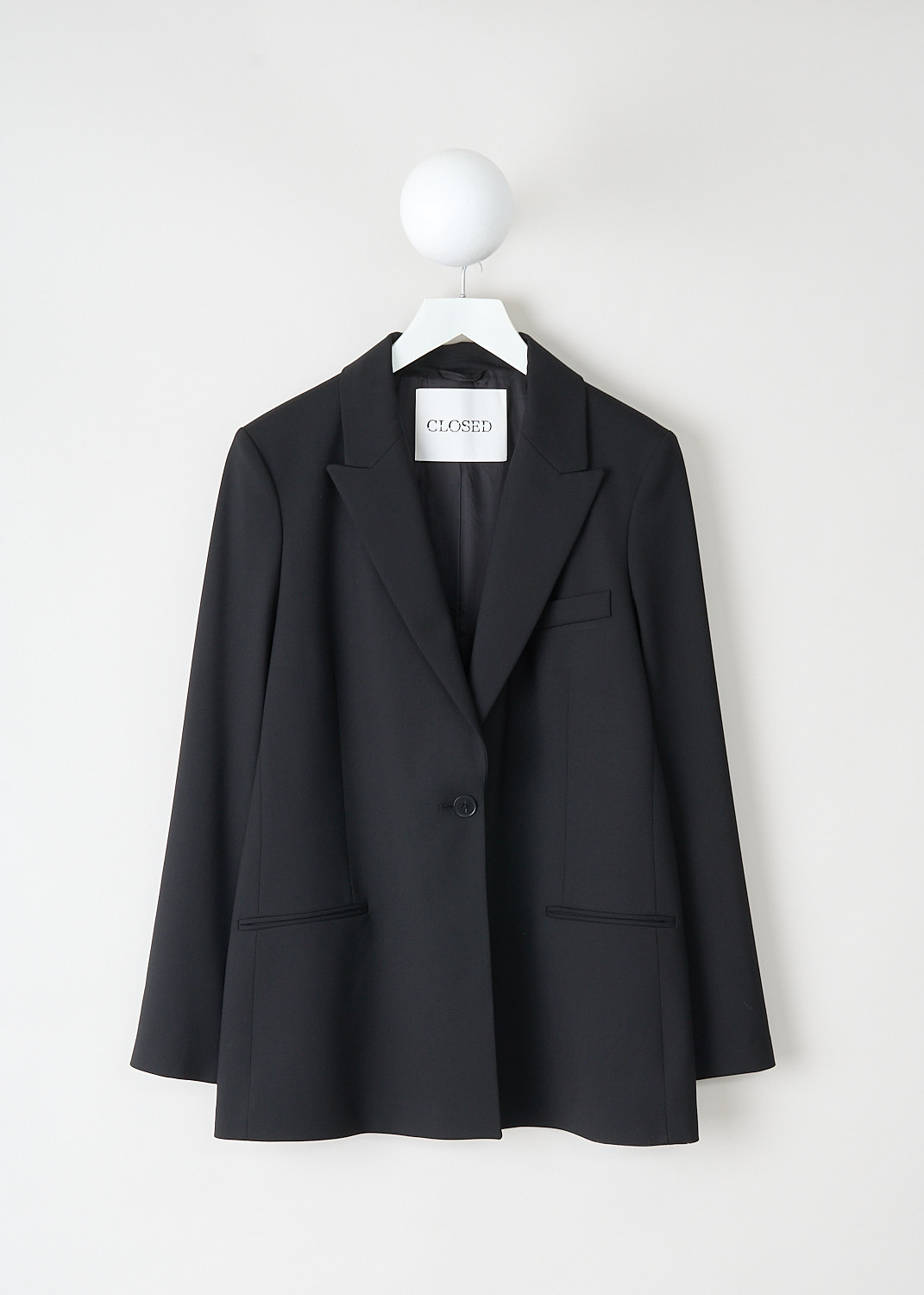 Closed slim black blazer jacket with peaked lapel, front button closure and welt pockets at Kiki's Stocksale Maastricht designer outlet.