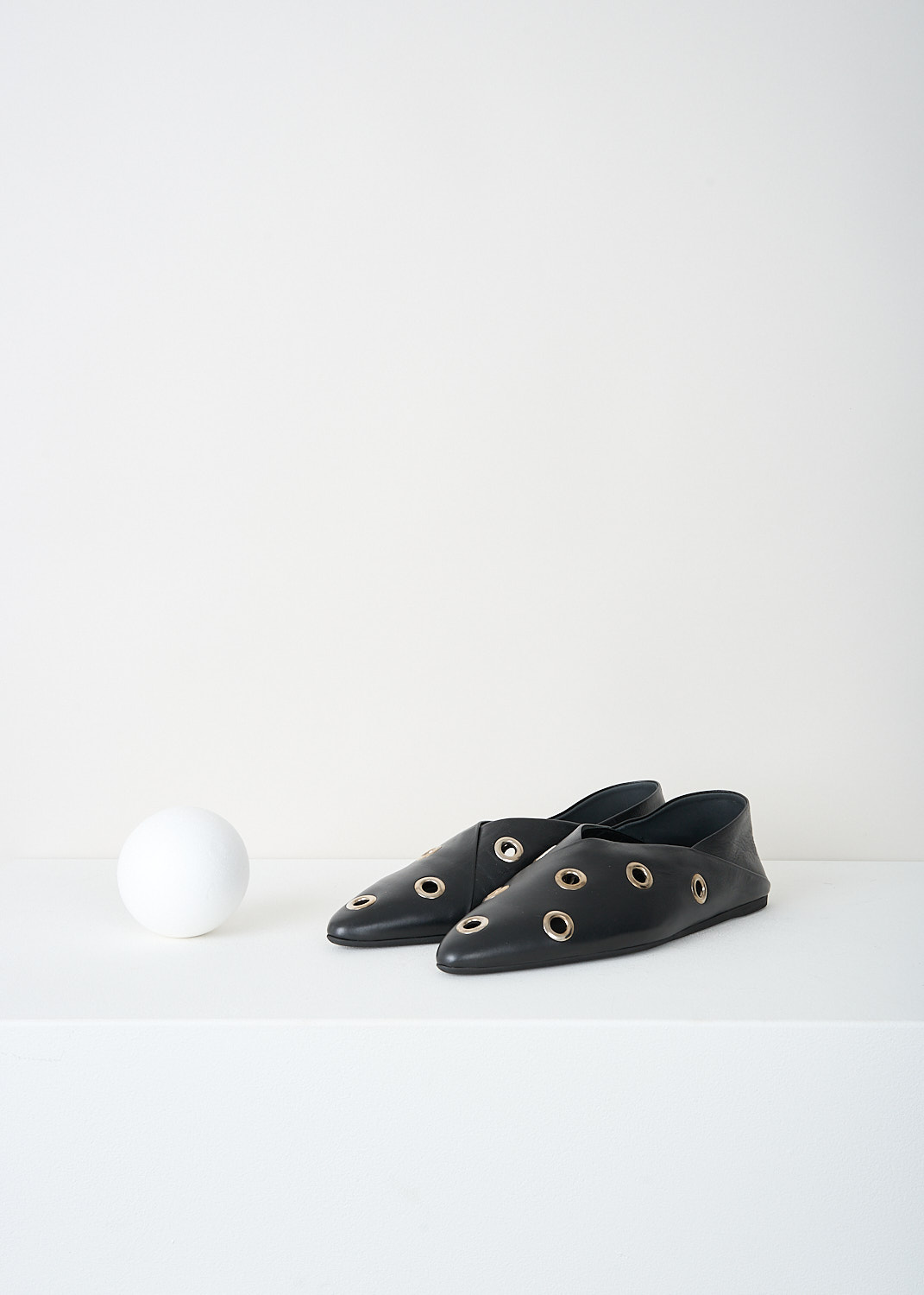 Closed, Black ballet flats with eyelet studs, BALLERINA_C99502_83V_22_100_BLACK, Black, Front, These black ballet flats have a pointed toe and diagonal stitching on the heel. Decorative silver-tone eyelet studs are used throughout. 
