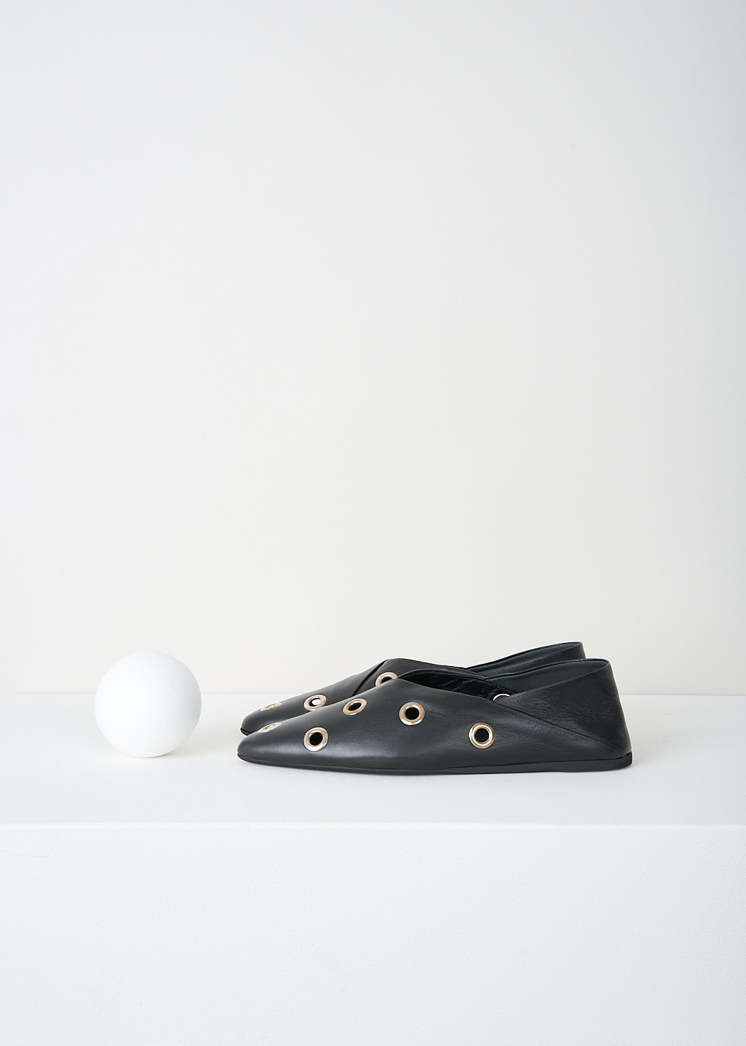 Closed, Black ballet flats with eyelet studs, BALLERINA_C99502_83V_22_100_BLACK, Black, Side, These black ballet flats have a pointed toe and diagonal stitching on the heel. Decorative silver-tone eyelet studs are used throughout. 
