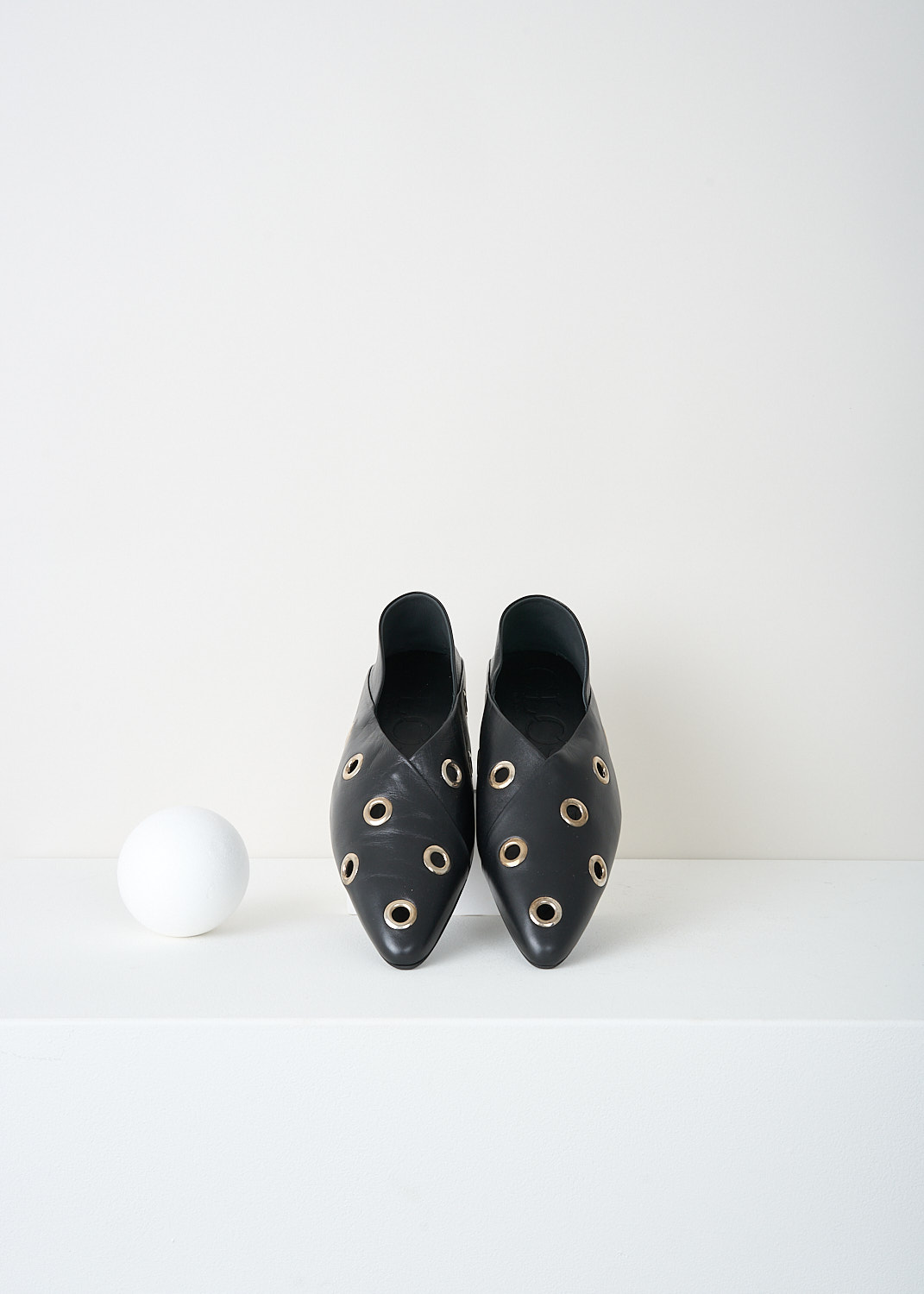 Closed, Black ballet flats with eyelet studs, BALLERINA_C99502_83V_22_100_BLACK, Black, Top, These black ballet flats have a pointed toe and diagonal stitching on the heel. Decorative silver-tone eyelet studs are used throughout. 
