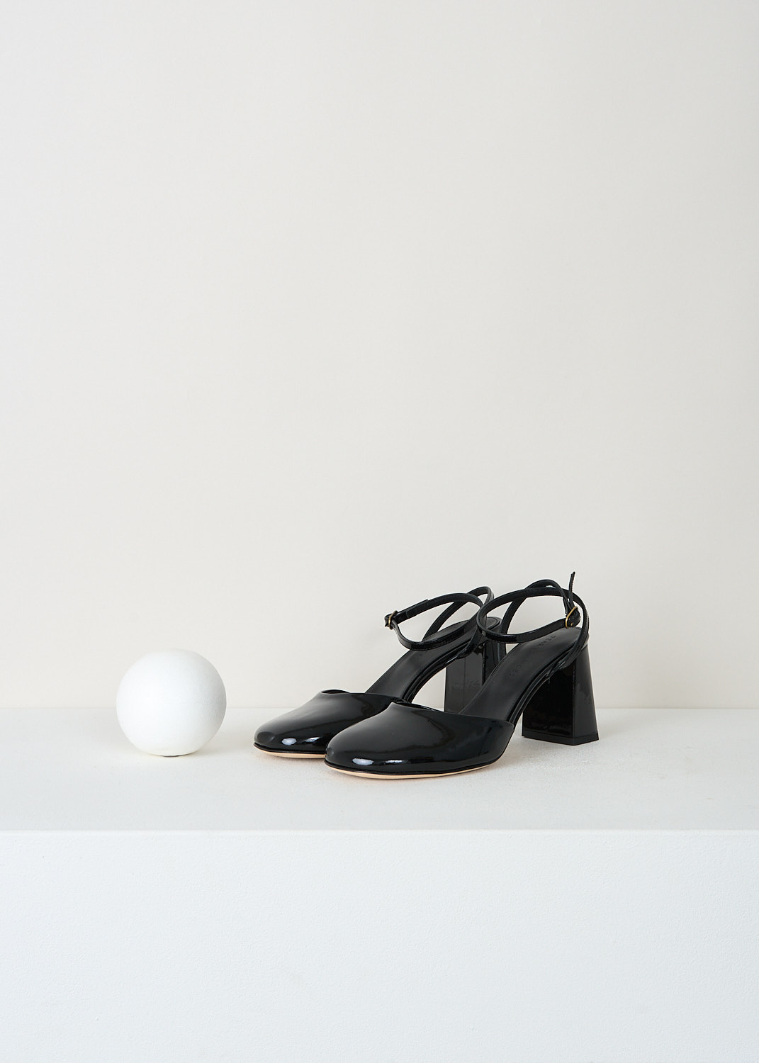 Dear Frances Harlow black patent leather pumps featuring a rounded toe and elegant ankle strap, premium designer shoes at Kiki Niesten Maastricht