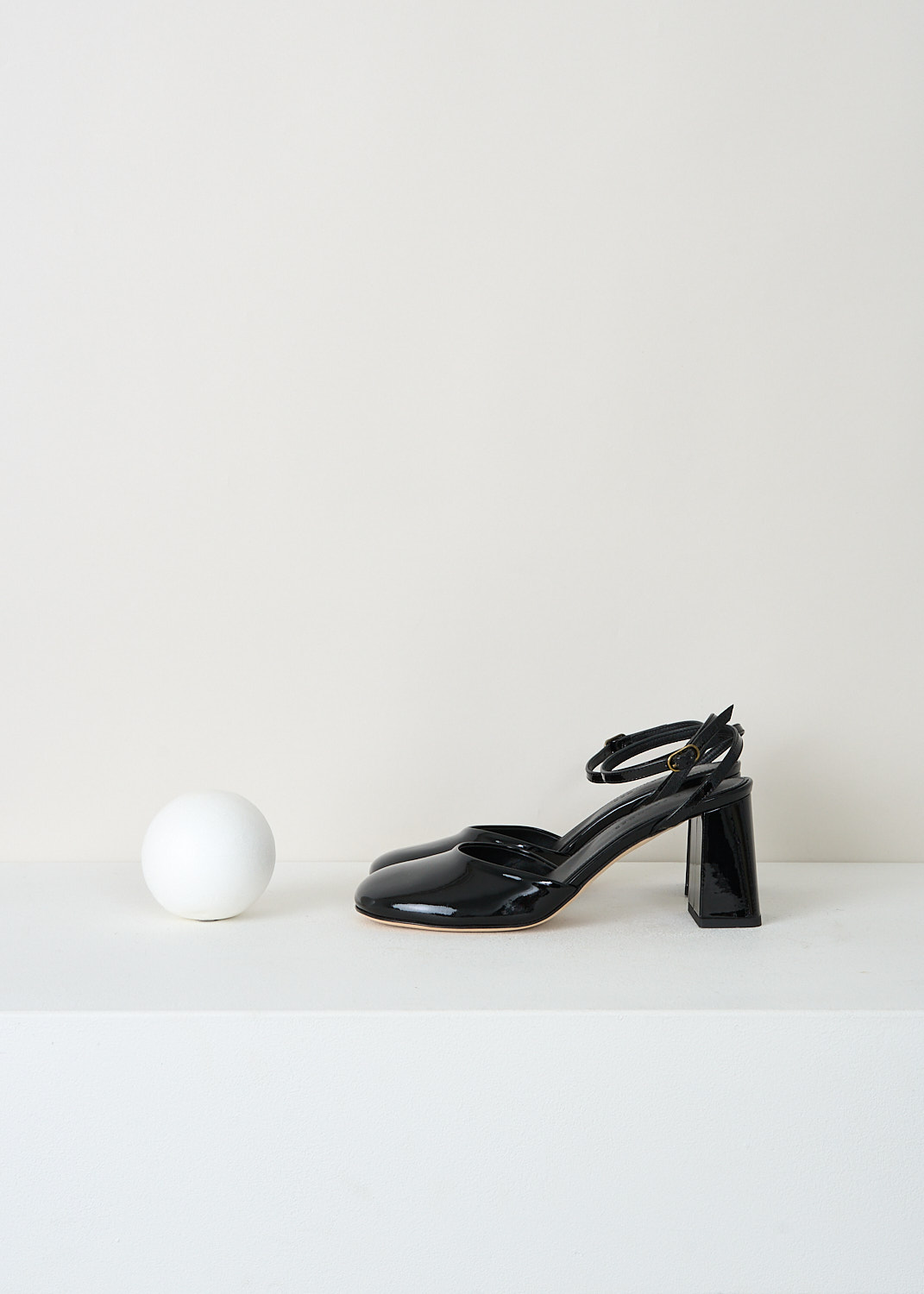 Dear Frances Harlow black patent leather pumps with adjustable ankle strap, block heel and round toe, luxury designer footwear at Kiki’s Stocksale Maastricht
