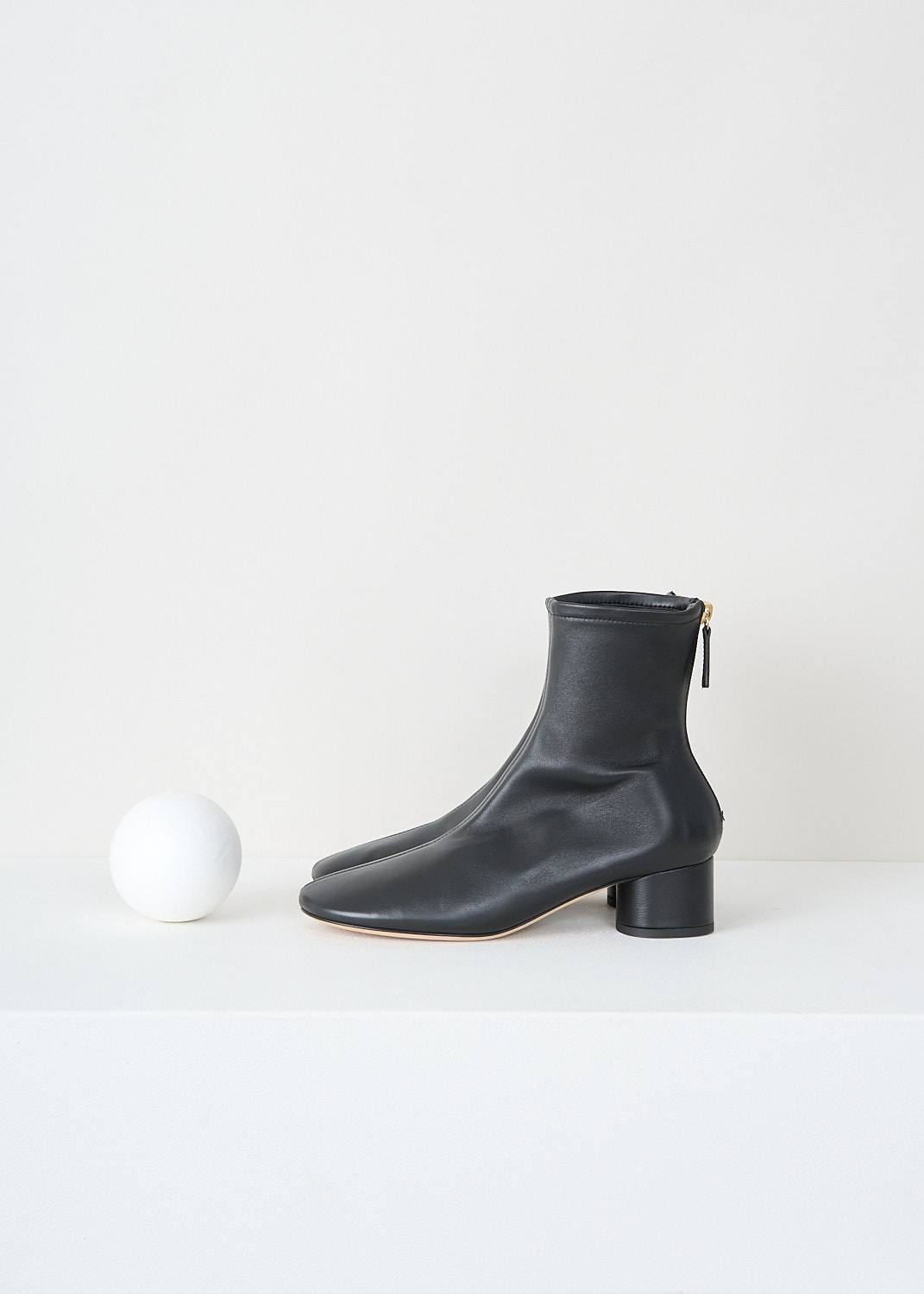 Black Dear Frances Harlie leather boots with round toe, ankle height and circular block heel, front view, Kiki’s Stocksale Maastricht designer boutique