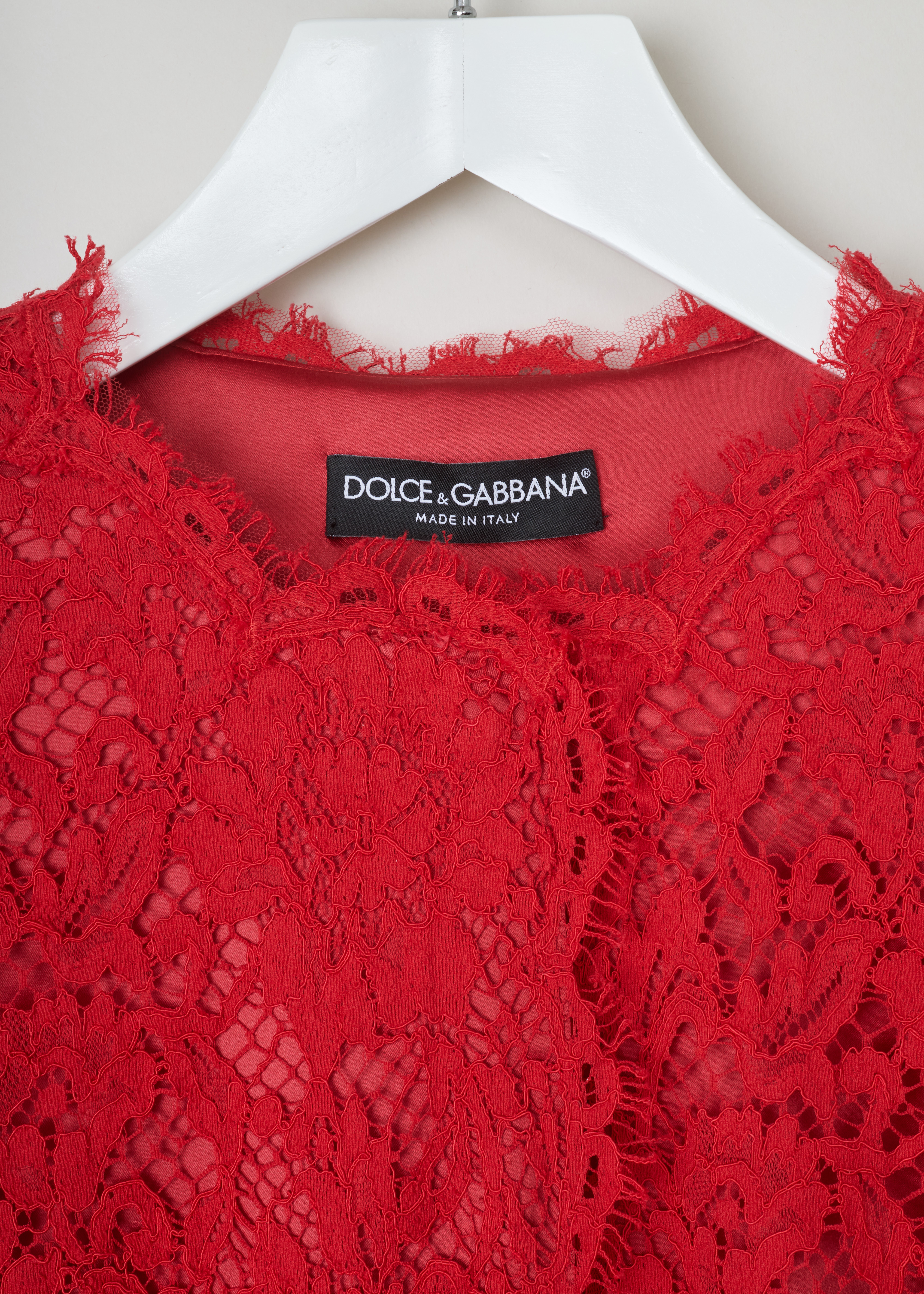 Dolce & Gabbana Red lace coat F0Q09T_HLMAK_R2254 rosso detail front. Red lace coat with long sleeves, a round neck, two patch pockets, scalloped hems and a snap button fastening.