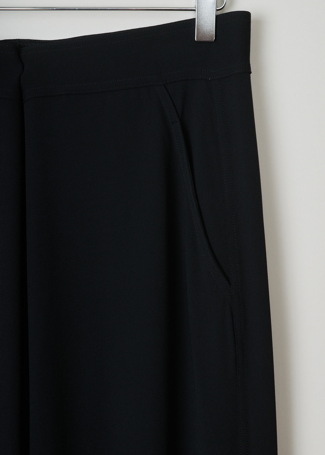 Donna Karan, Loose fit black stretch pants, A99P509J43_001_black, black, detail, Comfy black pants, sits high and fitted on the waist, with a loose fit throughout the legs. Made from a thin airy fabric which contains a high stretch factor for that extra bit of comfort. Comes with forward slanted slip in pockets. No fastening option available on this model.  