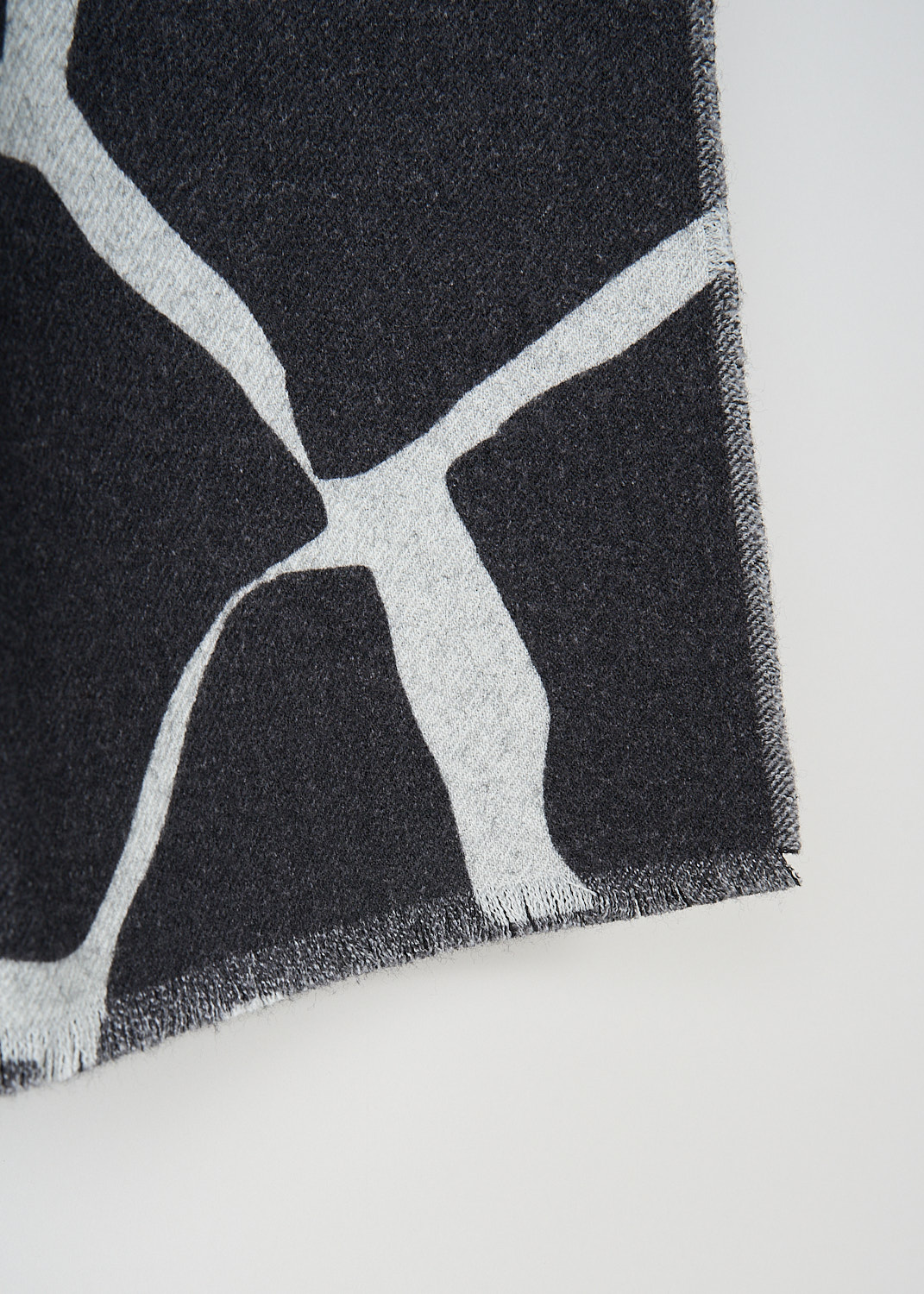 Dries van Noten Black-and-white Fains shawl, FAINS_222_Q5019_976_DESSINB, Black, White, Print, Detail, This Fains shawl has a black-and-white giraffe-print. 
