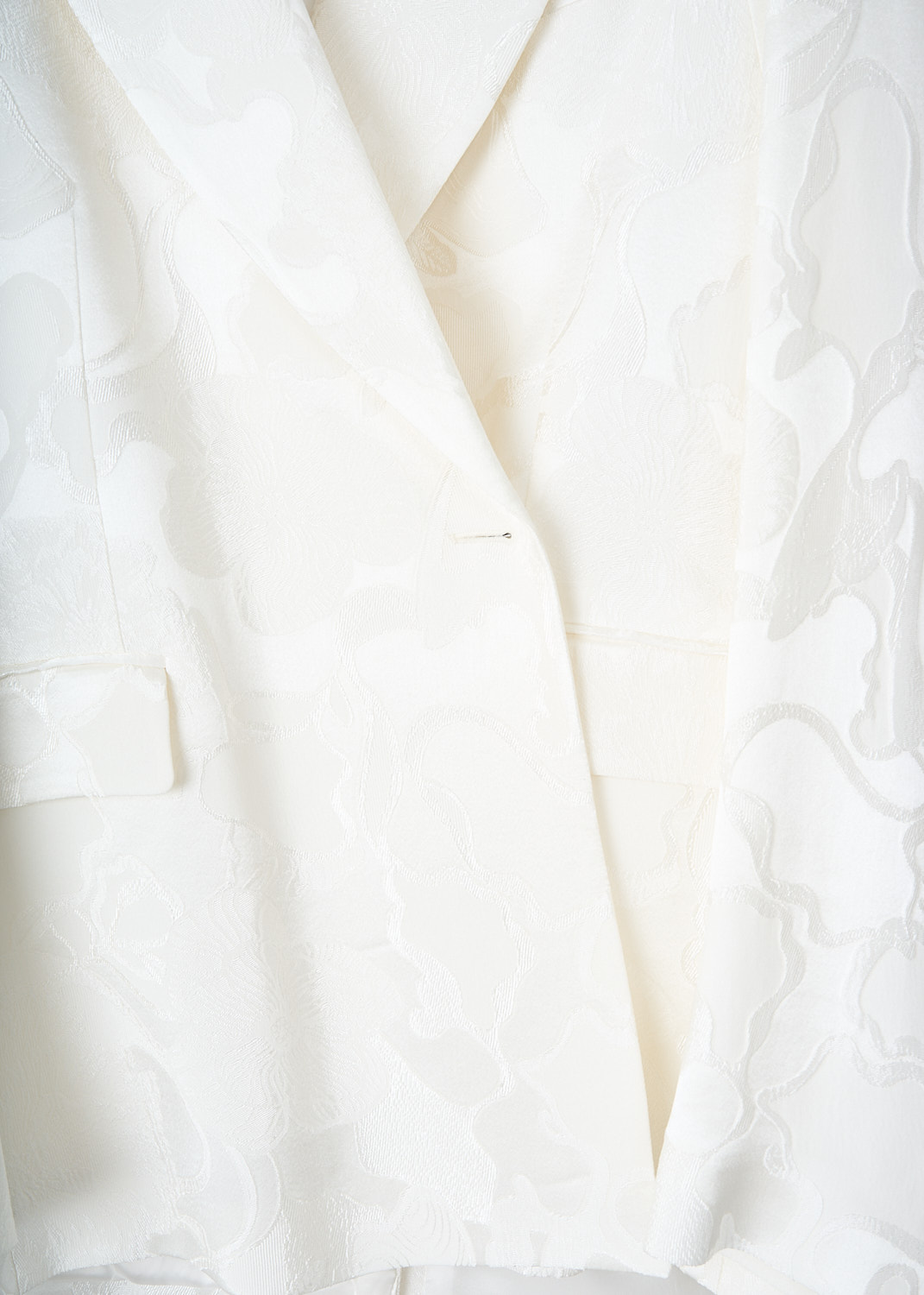 Dries van Noten, White floral jacquard Beno jacket, BENO_6373_WW_JACKET_001_WHITE, White, Print, Detail, This white floral jacquard Beno jacket has a peaked lapel and a front button closure. The long sleeves have buttoned cuffs. On the front, this jacket has two flap welt pockets. 
