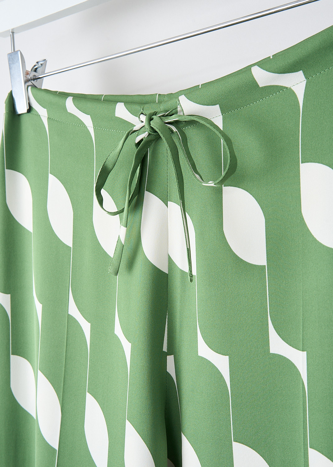 Dries van Noten, Pachas pants with bicolor geometric pattern, PACHAS_BIS_8111_WW_PANTS_604_GREEN, Green, White, Print, Detail, These high-waisted silk Pachas pants with a green-and-white geometric pattern have a waistband with a drawstring closure. These pants have loose straight pant legs. 
