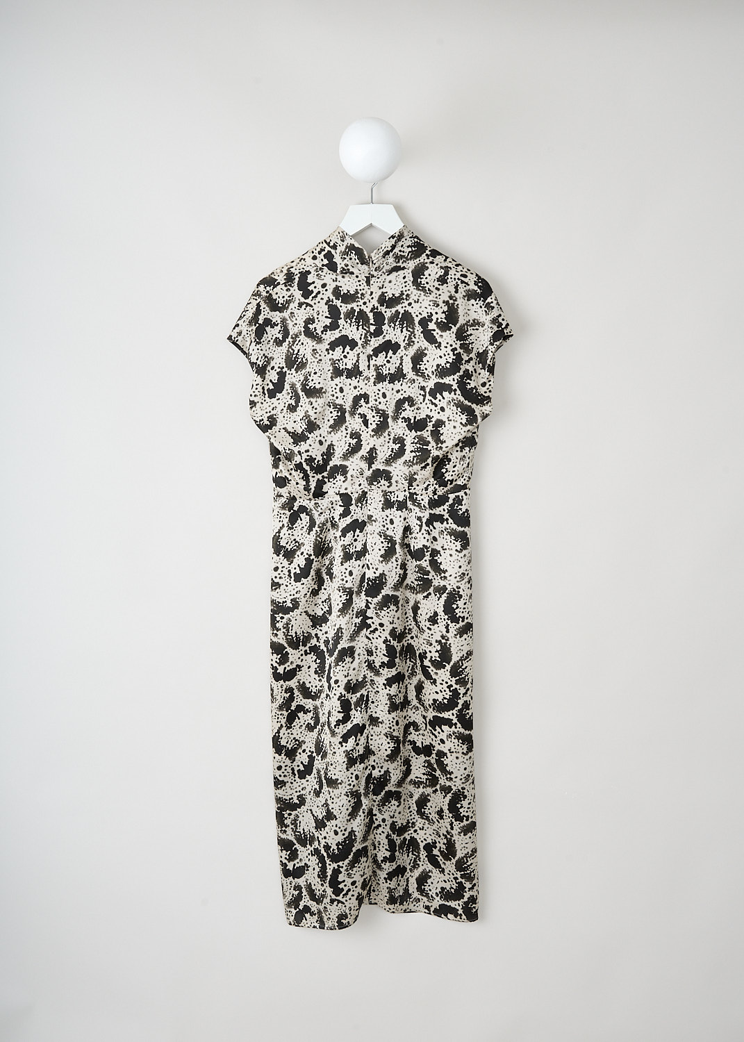 Dries van Noten, Dilan dress in black-and-beige print, DILIAN_1163_WW_DRESS_900_BLACK, Black, Beige, Print, Back, This mid-length printed Dilan dress has a V-neckline and short cap sleeves. The dress is cinched at the waist. In the back, a concealed centre zip functions as the closure.
