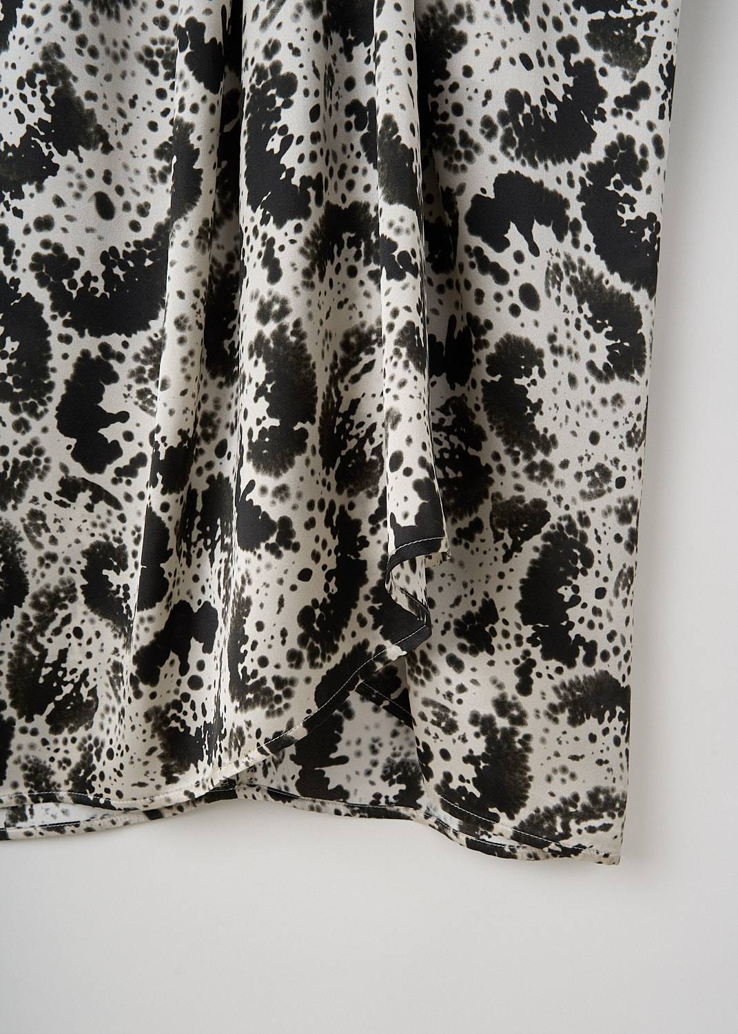 Dries van Noten, Dilan dress in black-and-beige print, DILIAN_1163_WW_DRESS_900_BLACK, Black, Beige, Print, Detail 1, This mid-length printed Dilan dress has a V-neckline and short cap sleeves. The dress is cinched at the waist. In the back, a concealed centre zip functions as the closure.
