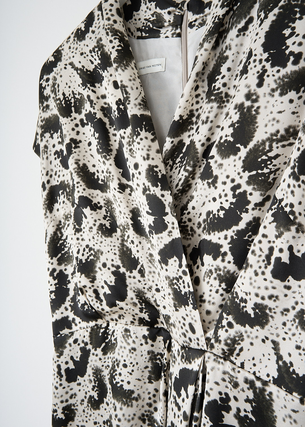 Dries van Noten, Dilan dress in black-and-beige print, DILIAN_1163_WW_DRESS_900_BLACK, Black, Beige, Print, Detail, This mid-length printed Dilan dress has a V-neckline and short cap sleeves. The dress is cinched at the waist. In the back, a concealed centre zip functions as the closure.
