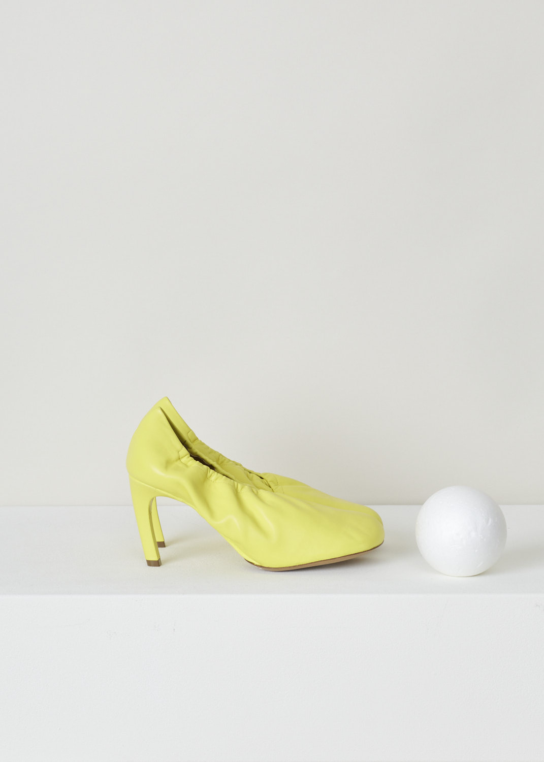 Dries van Noten, Yellow pump with an elastic fold-over vamp, WS211_138_H80_QU132_lime201, yellow, side, Yellow pumps made entirely out of soft and smooth calfskin. A quirky feature on this model is the elastic topline which folds over the toe vamp, ensuring a unique design feature. The toe vamp comes in a square format. Furthermore the heel is covered in yellow coloured leather.

Heel height: 7.5 cm / 2.95 inch.