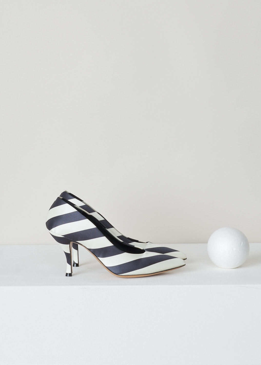Dries van Noten, Black and white striped pumps, WS25_153_80_QU160_black900, black white, side,  Black and white colored pump, featuring a tapered heel and pointed toe. 

Heel height: 8 cm / 3.14 inch. 