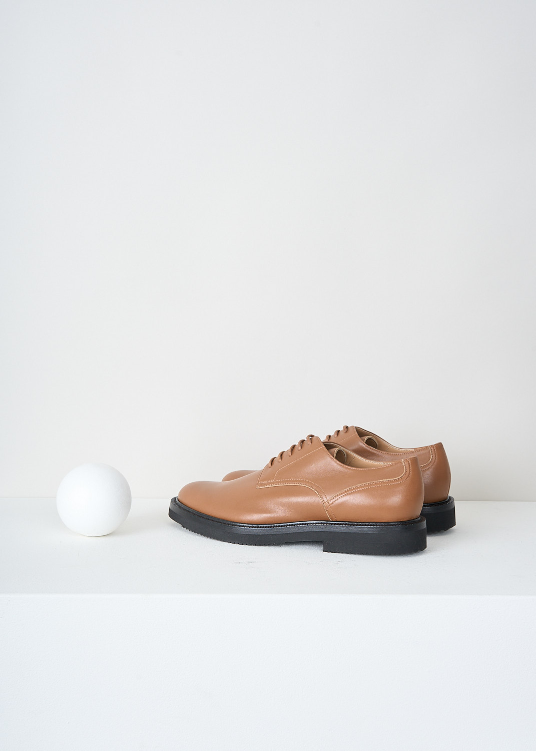 Dries van Noten, Tan derby shoes with black rubber sole, WS27_297_QU101_TAN_712, Brown, Back, These tan leather derby shoes have a round toe, a classic lace-up closing and a contrasting black sole. 


